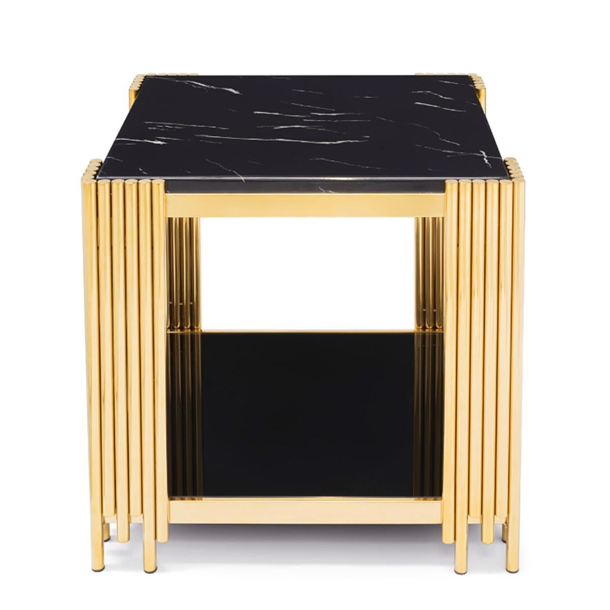 Table d'appoint Ororods Carrés avec structure 
en acier, finition dorée, avec un marbre en résine noire en haut. 
et avec un plateau inférieur en verre noir.