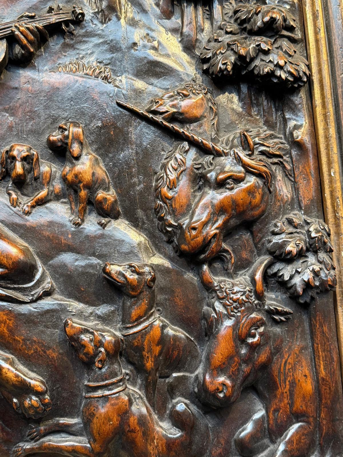 Sculpté Orphée chantant la sérénade des animaux en bois de tilleul 17e siècle dans un cadre partiel en bois doré en vente