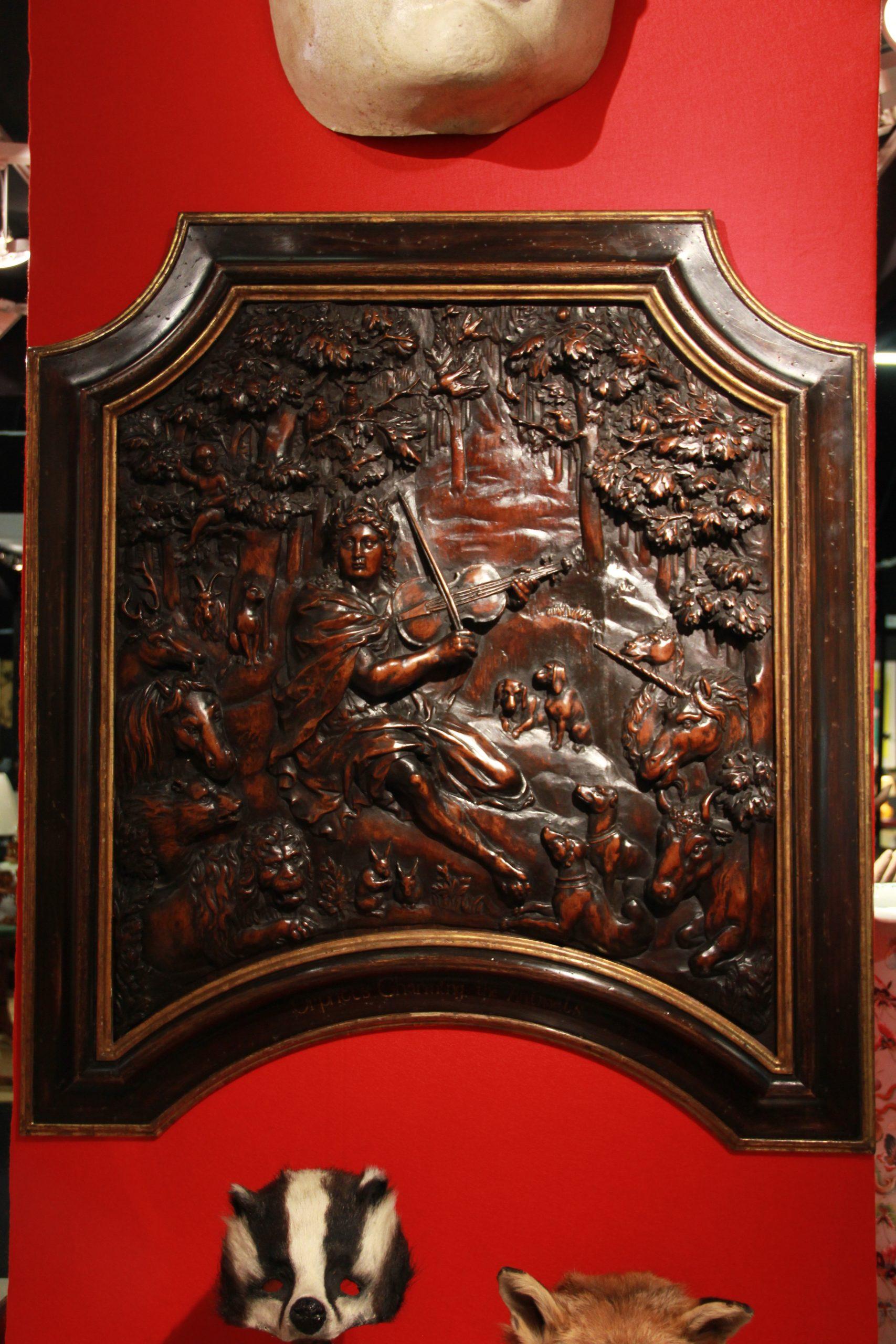 XVIIIe siècle et antérieur Orphée chantant la sérénade des animaux en bois de tilleul 17e siècle dans un cadre partiel en bois doré en vente