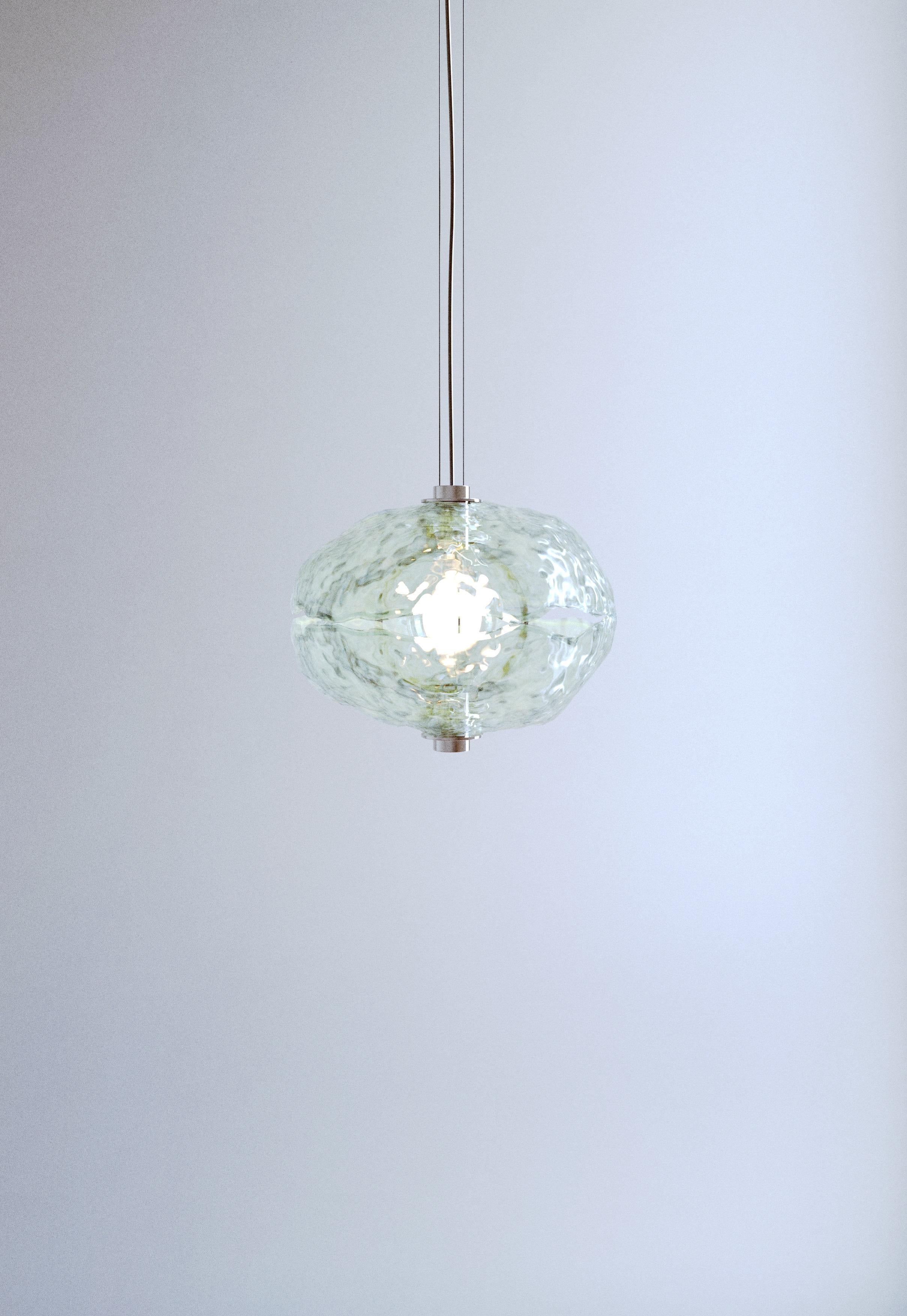 Lampada a sospensione Orquídea I di Ehécatl Moreno
Fatto a mano
Dimensioni: D 48 x L 48 x H 32 cm.
Materiali: Vetro.

Si tratta di una serie di lampade a sospensione realizzate in vetro termoformato, acciaio al carbonio e tenditori di cavi