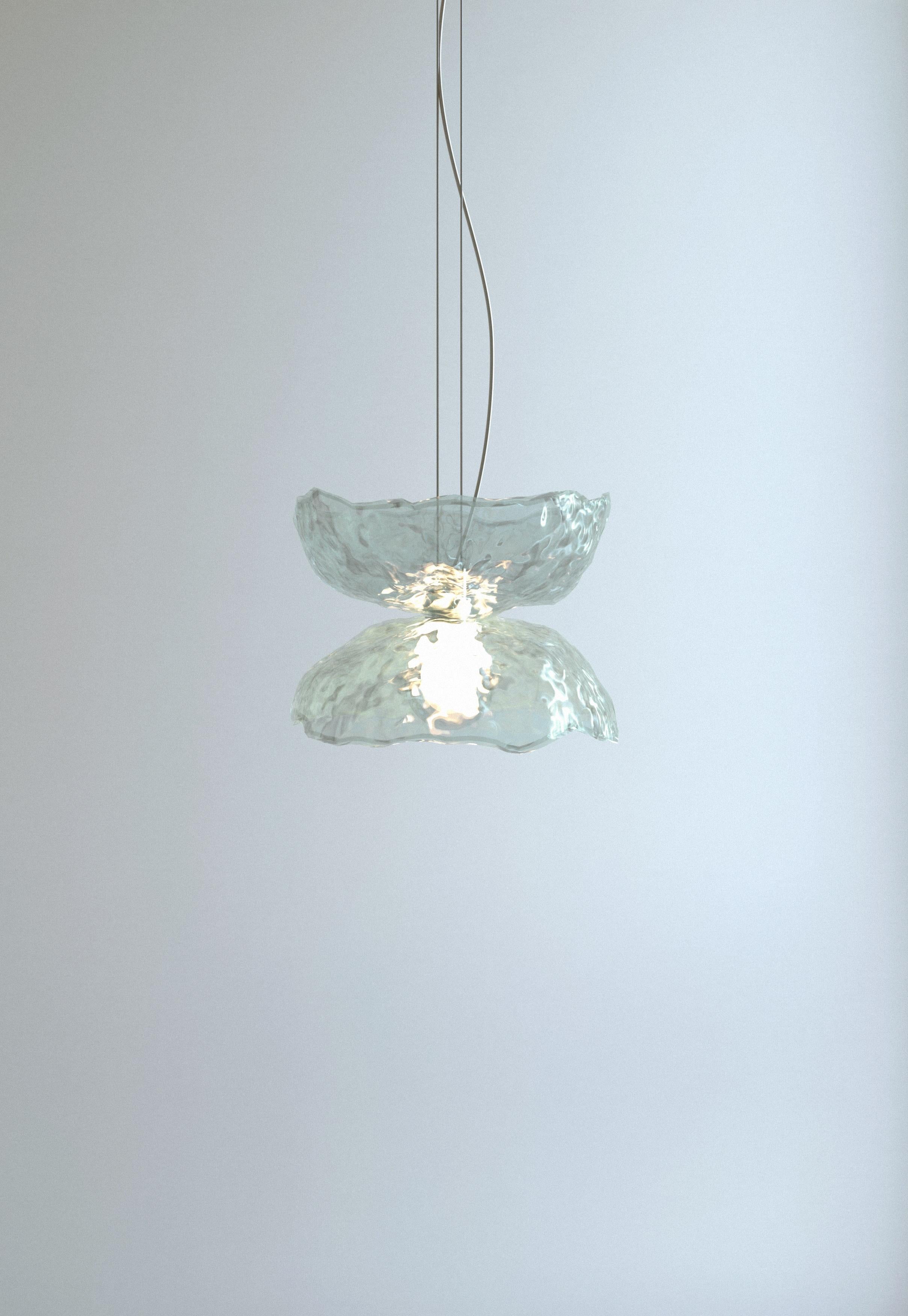 Lampada a sospensione Orquídea II di A. Moreno
Fatto a mano
Dimensioni: D 48 x L 48 x H 32 cm.
Materiali: Vetro.

Si tratta di una serie di lampade a sospensione realizzate in vetro termoformato, acciaio al carbonio e tenditori di cavi d'acciaio. È