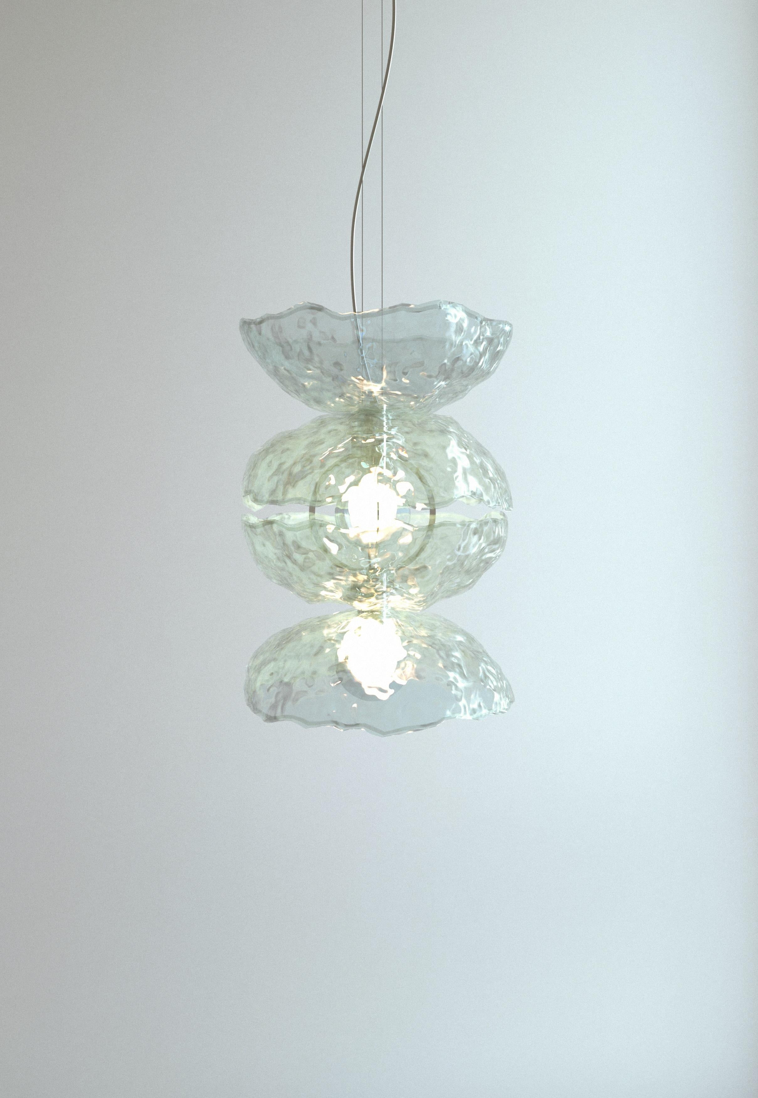 Lampada a sospensione Orquídea III di A. Moreno
Fatto a mano
Dimensioni: D. 48 x L. 48 x H. 32 cm (le dimensioni possono variare)
Materiali: Vetro, acciaio.

Si tratta di una serie di lampade a sospensione realizzate in vetro termoformato, acciaio