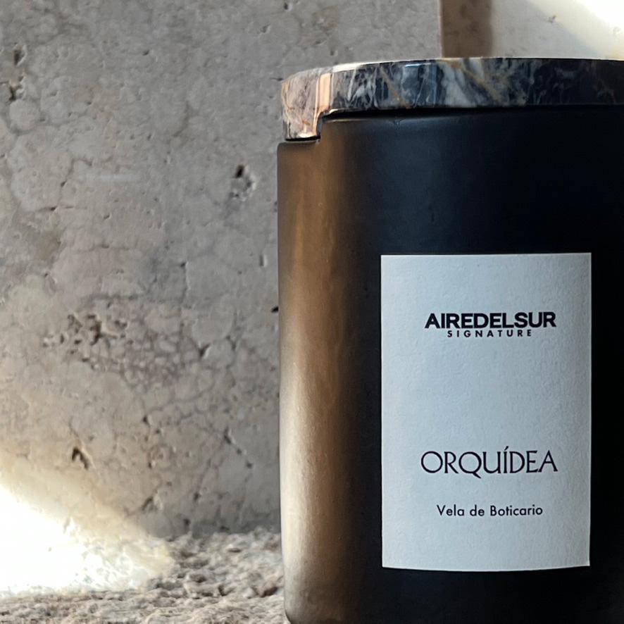 We introduce AIREDELSUR Fragancias, the new Home Scents collection is an extension of the brand's relationship with craftsmanship, such as wax candles hand-poured by artisans into unique ceramic pots and a natural onyx stone lid. Inspired by the