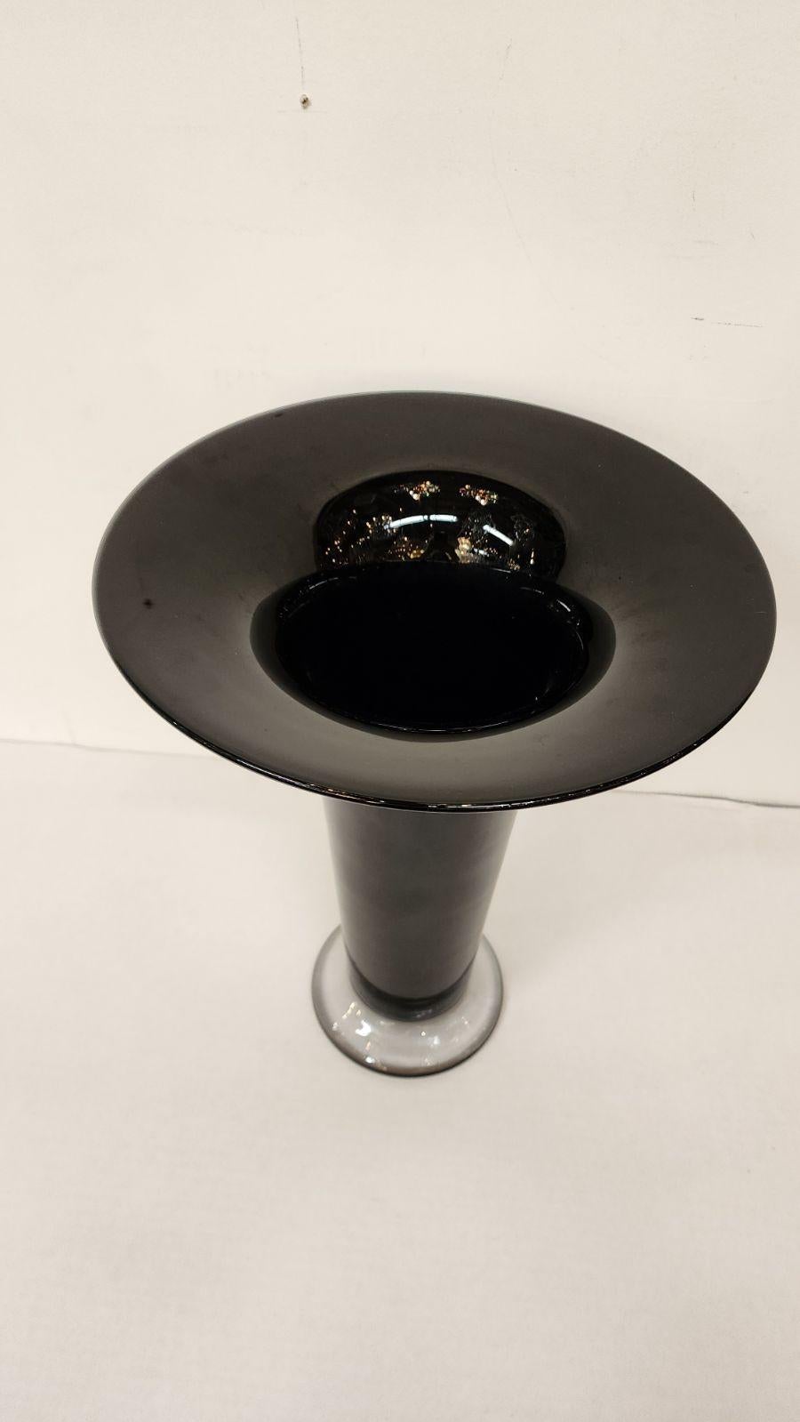 Grande vaso a tromba Orrefors in vetro artistico. Misura 16'' di altezza e 12,5'' di diametro.