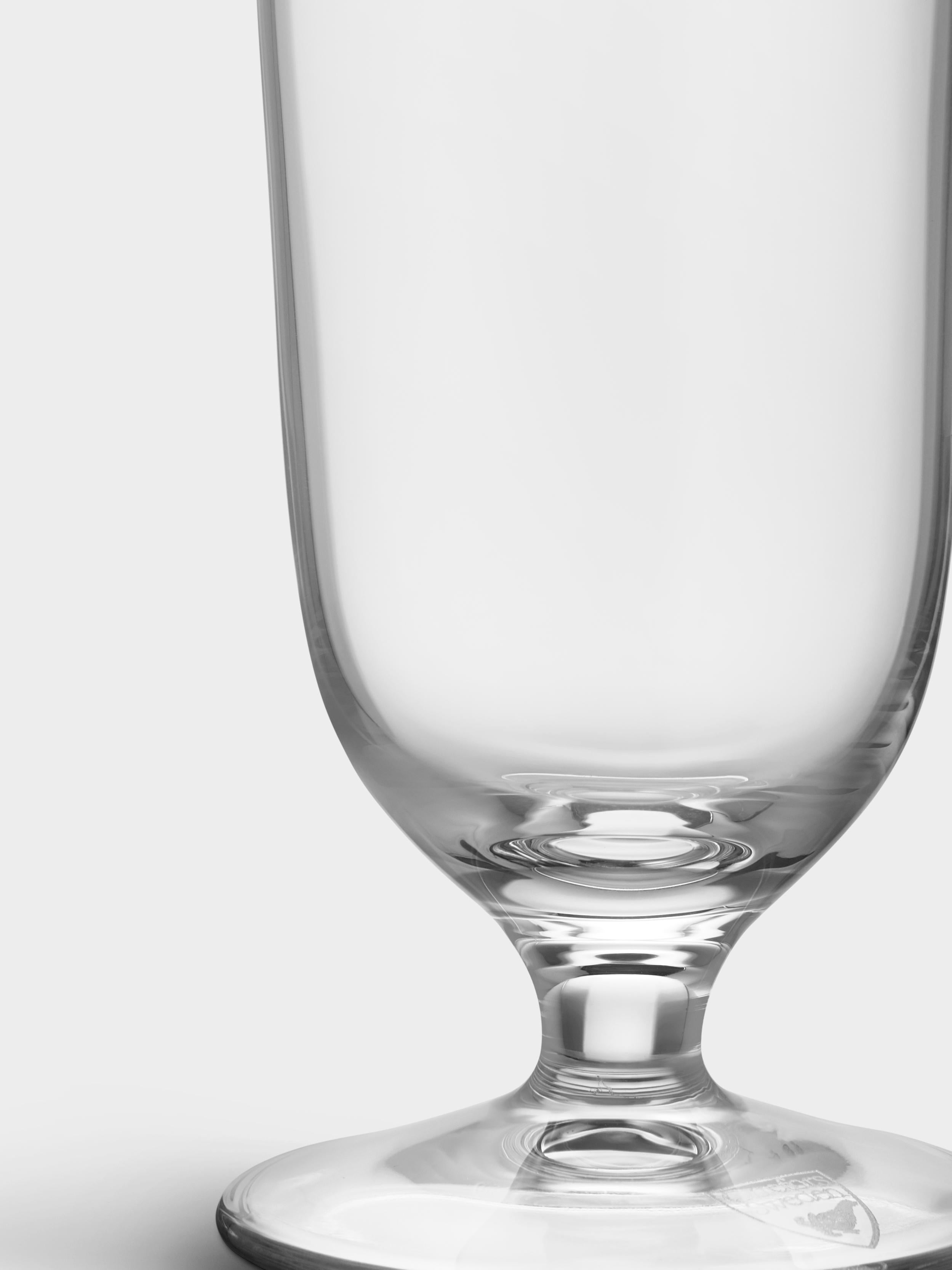 Beer Pilsner from Orrefors holds 15.5 oz and is a tall, straight beer glass that elegantly brings out the bitterness of pilsner. A light, hops-forward pilsner will come into its own in this tall glass. The elongated shape also makes it well-suited