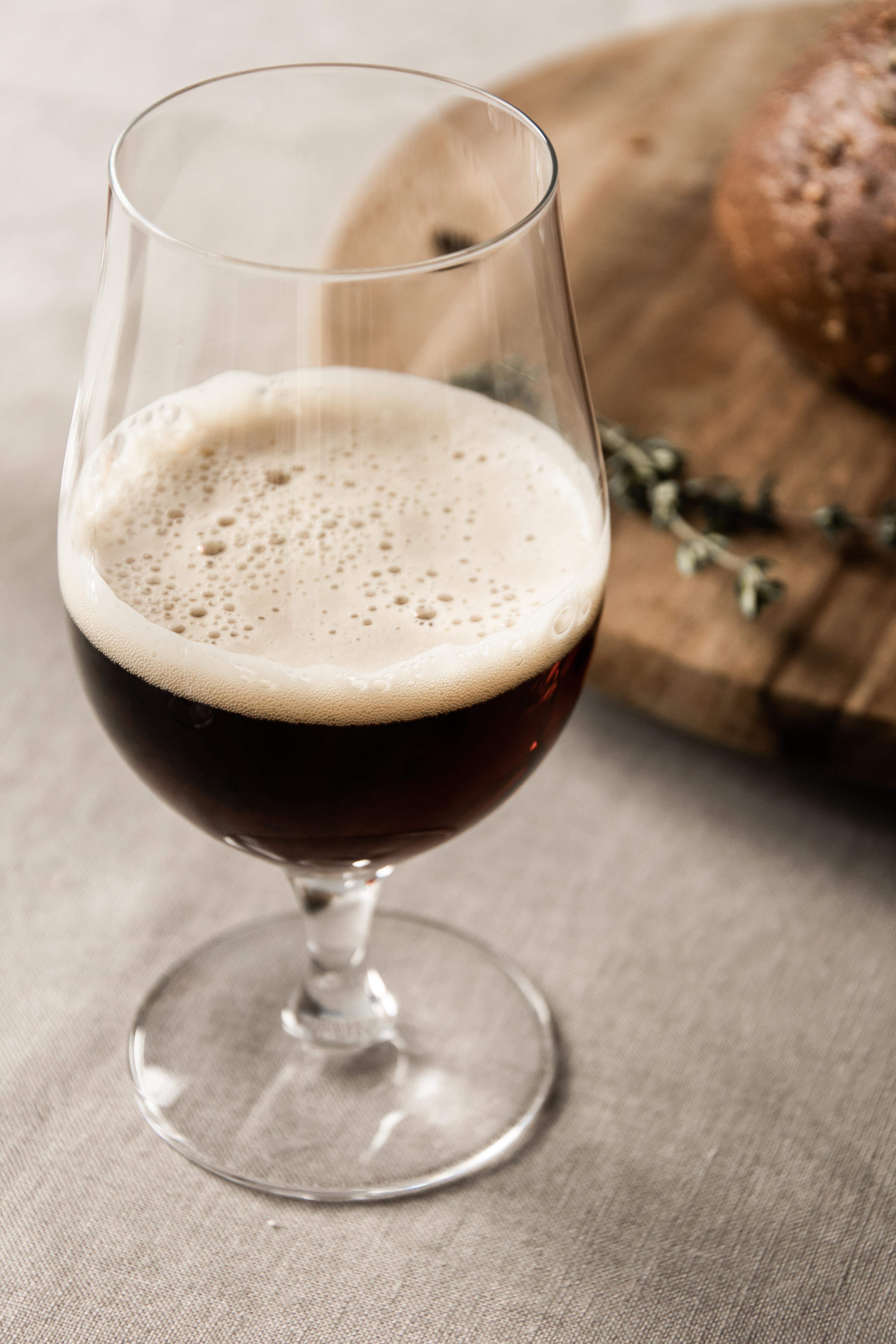 Beer Taster from Orrefors holds 16 oz and has a round shape in a classic beer-taster design. The beer glass is outstanding for full-bodied beers, as well as flavorful varieties such as Belgian Trappist beers, stouts, and IPAs. Designed by Erika