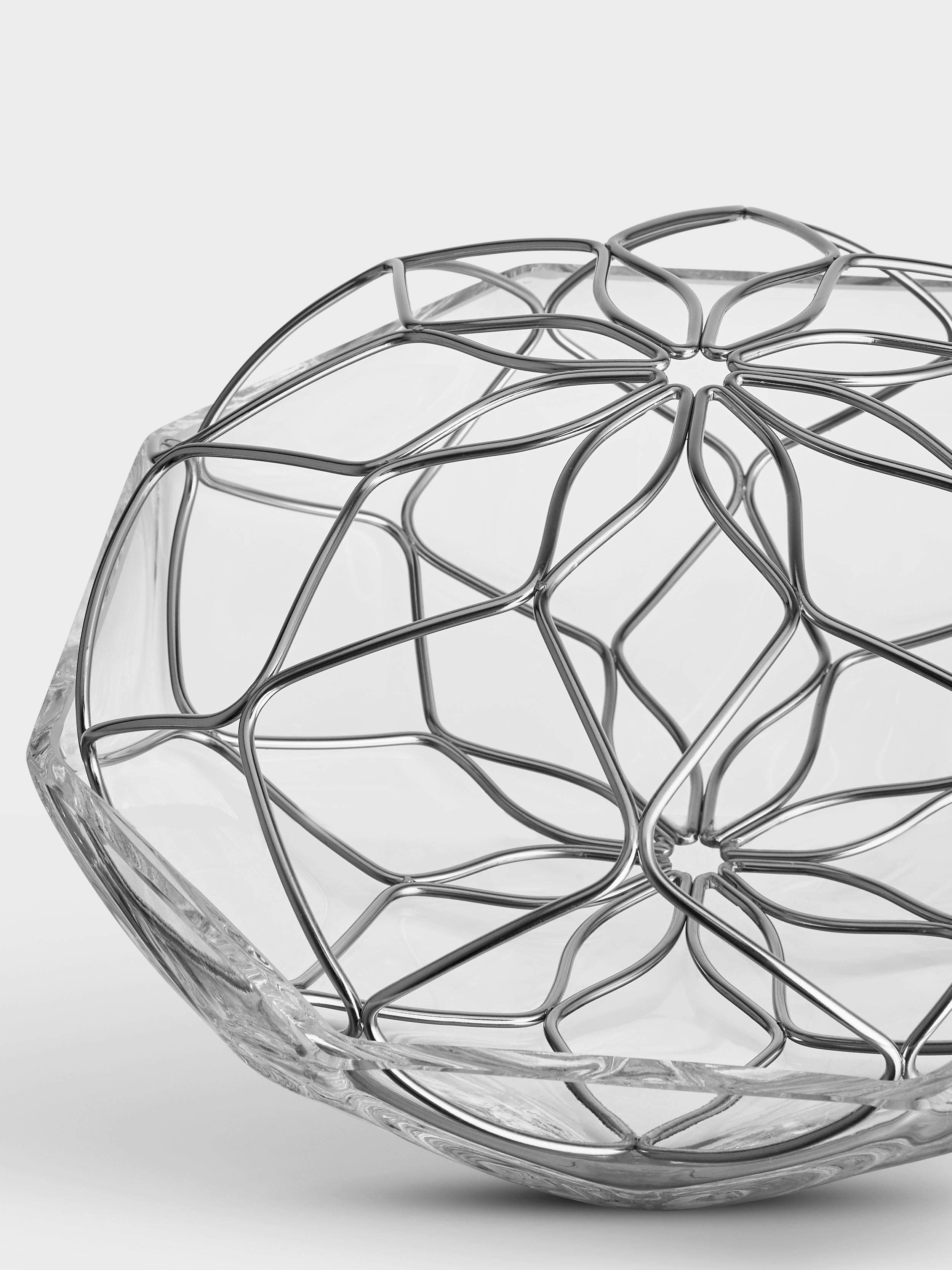 Le verre et le métal s'unissent dans la collection Bloom d'Orrefors. Le fond du vase en verre est soufflé à la bouche et présente le même motif que la partie supérieure en métal de forme organique. Avec Bloom, vous pouvez facilement façonner vos