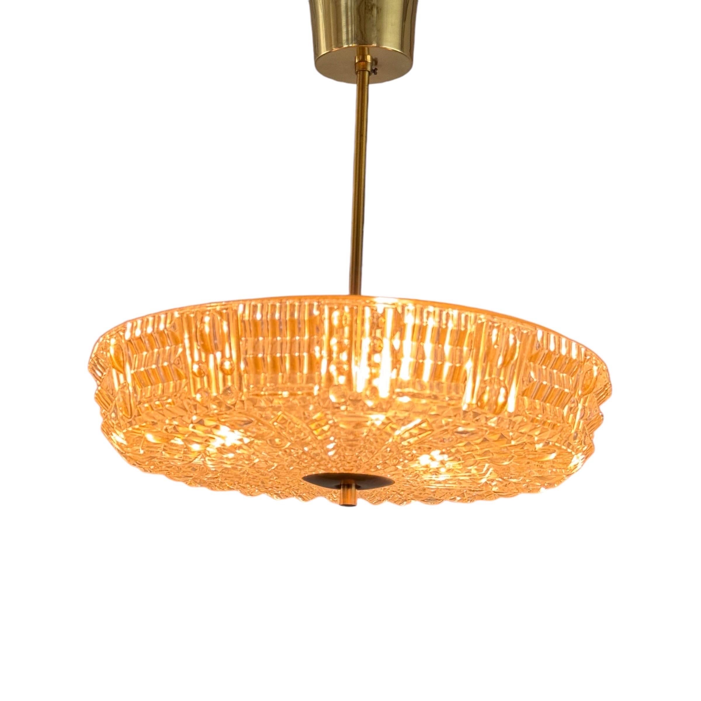 Una bellissima e rara coppia di lampade da soffitto Orrefors vintage, disegnate da Carl Fagerlund negli anni '60. Questi pezzi iconici combinano l'eleganza del design scandinavo con l'eccezionale maestria di Orrefors. Ogni lampada è caratterizzata