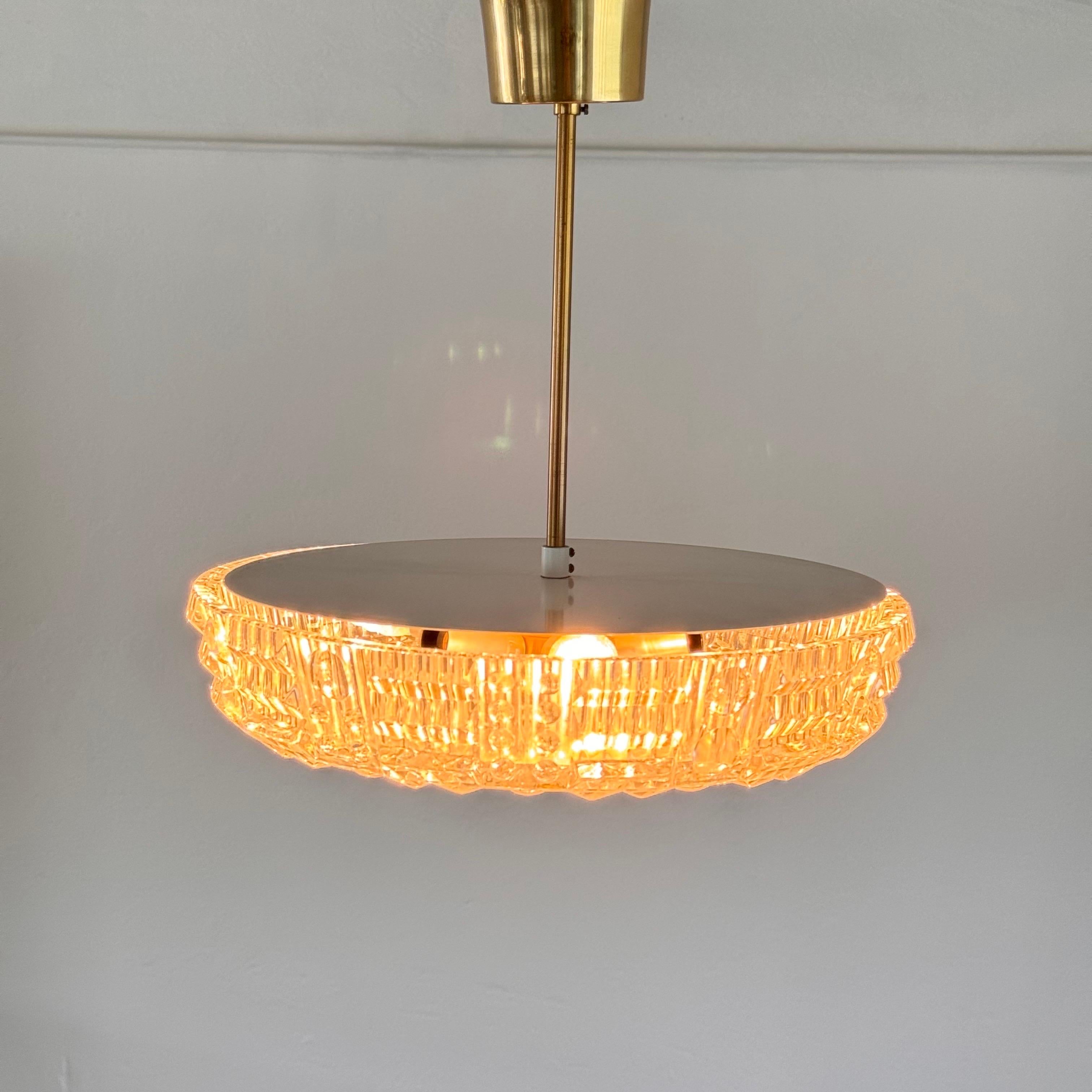 Mid-Century moderno Lampade da soffitto in ottone e cristallo Orrefors di Carl Fagerlund, Svezia, anni '60 in vendita