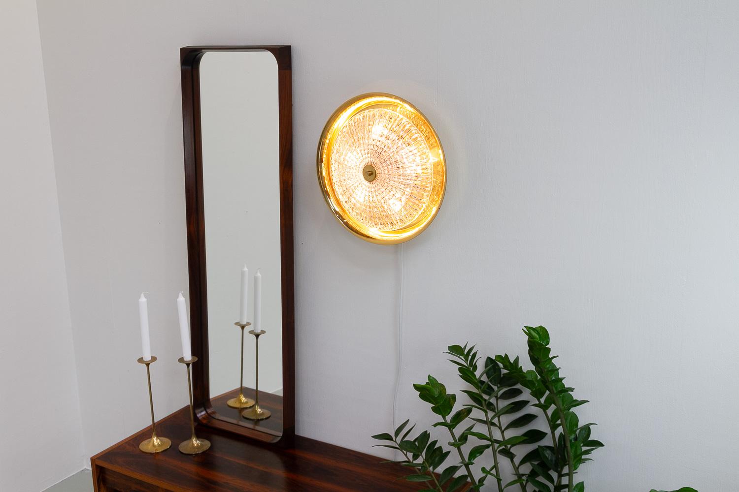 Lámpara de pared o techo de latón Orrefors de Fagerlund para Lyfa, años 60. en venta 7