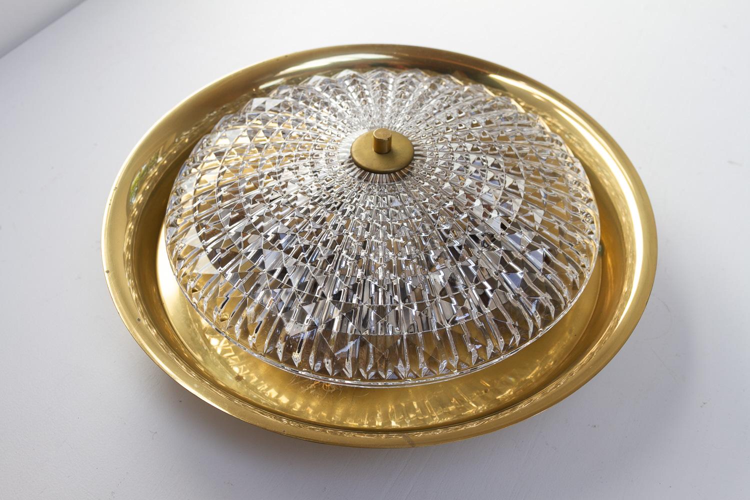 Lámpara de pared o techo Orrefors de Fagerlund para Lyfa, años 60.

Lámpara moderna escandinava de mediados de siglo con pantalla de cristal grueso de textura transparente y cuerpo de latón. Emite una hermosa luz refractada a través del cristal.