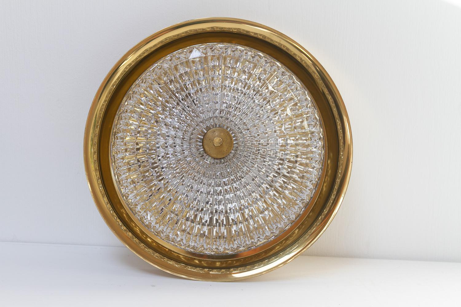 Lámpara de pared o techo Orrefors de Fagerlund para Lyfa, años 60.

Lámpara moderna escandinava de mediados de siglo con pantalla de cristal grueso de textura transparente y cuerpo de latón. Emite una hermosa luz refractada a través del cristal.