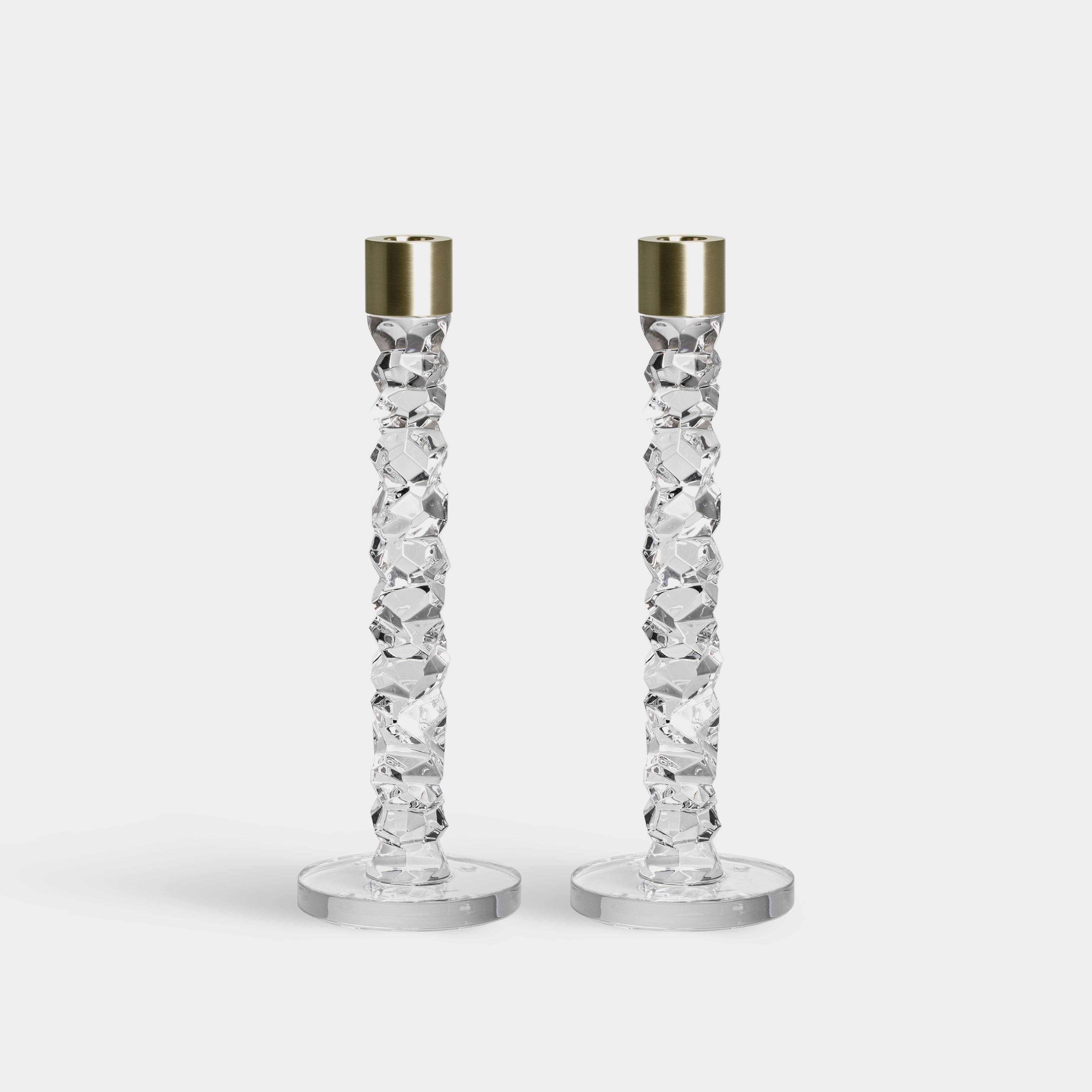 La collection Carat est basée sur une interprétation contemporaine du verre taillé traditionnel qui a fait la renommée mondiale d'Orrefors. La géométrie irrégulière produit de magnifiques reflets de lumière dans le cristal. Le grand chandelier en