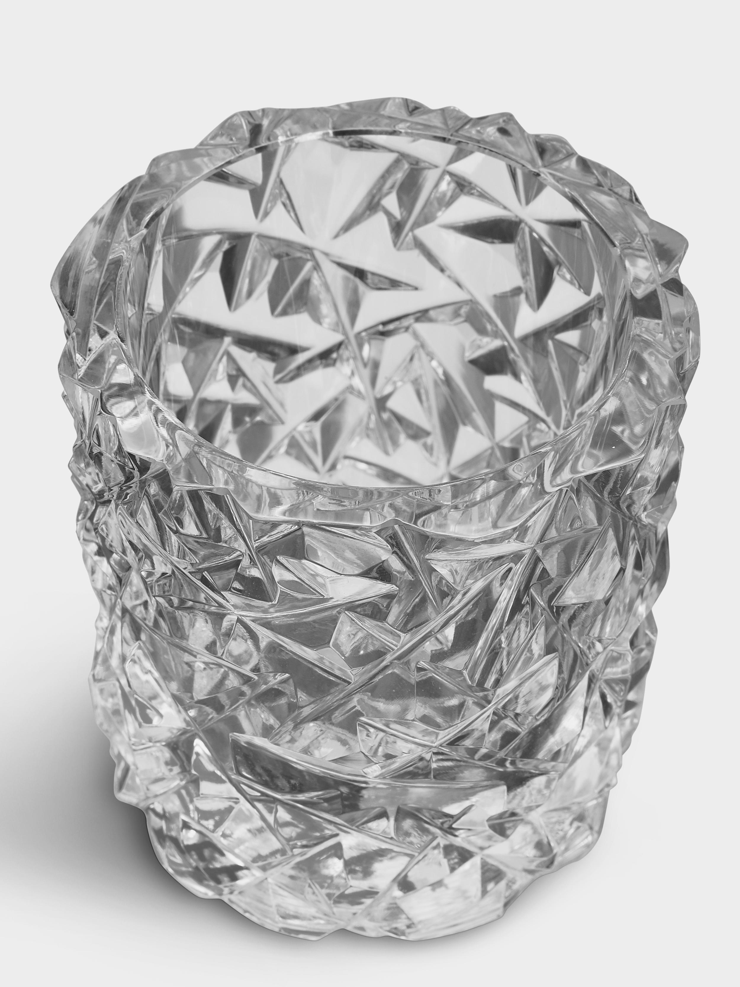 La collection Carat est basée sur une interprétation contemporaine du verre taillé traditionnel qui a fait la renommée mondiale d'Orrefors. Le bougeoir Carat, disponible en deux tailles, est recouvert du motif asymétrique caractéristique de la