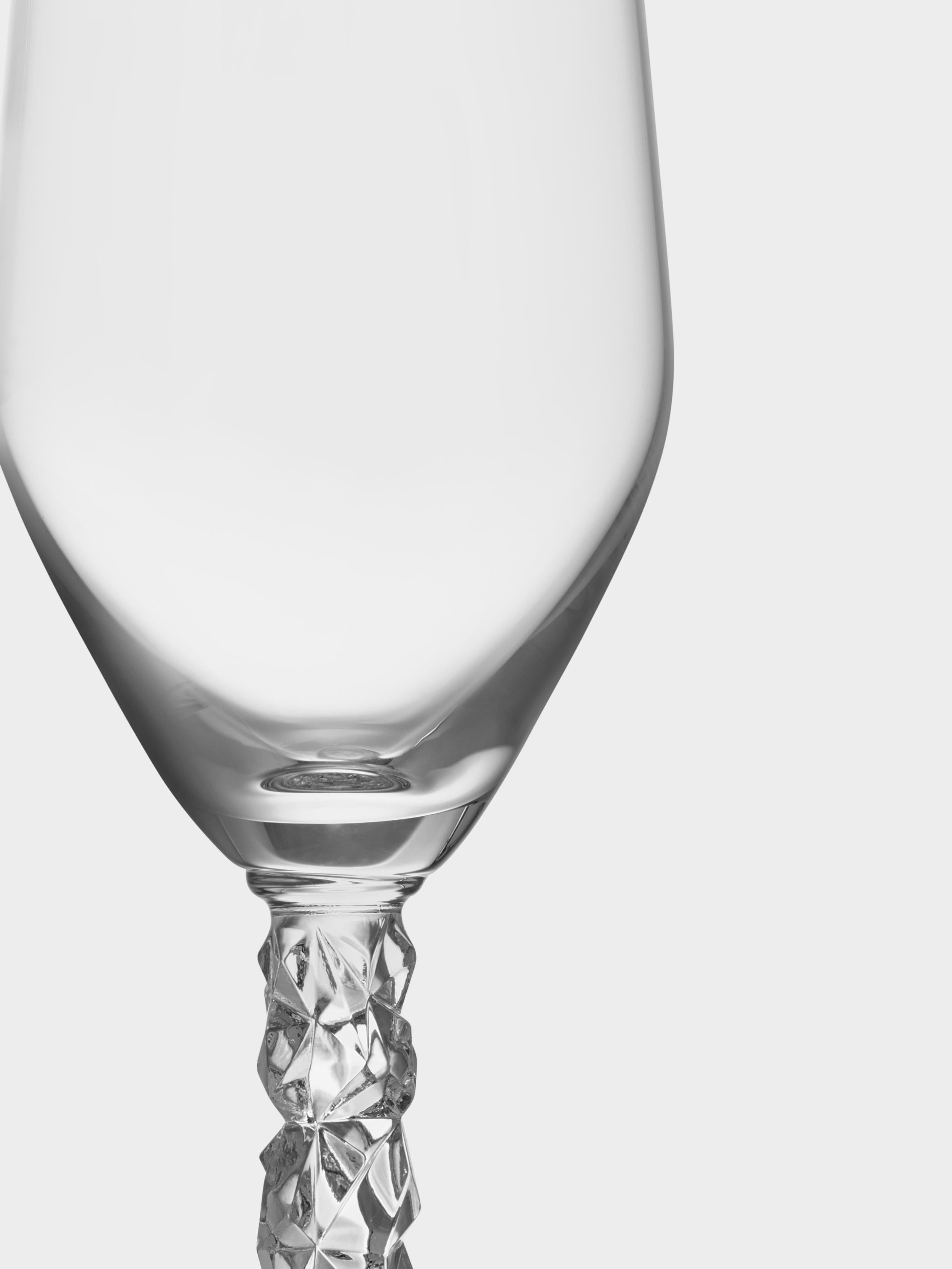 La collection Carat est basée sur une interprétation contemporaine du verre taillé traditionnel qui a fait la renommée mondiale d'Orrefors. Carat Champagne possède une tige recouverte du motif asymétrique caractéristique de la collection, qui