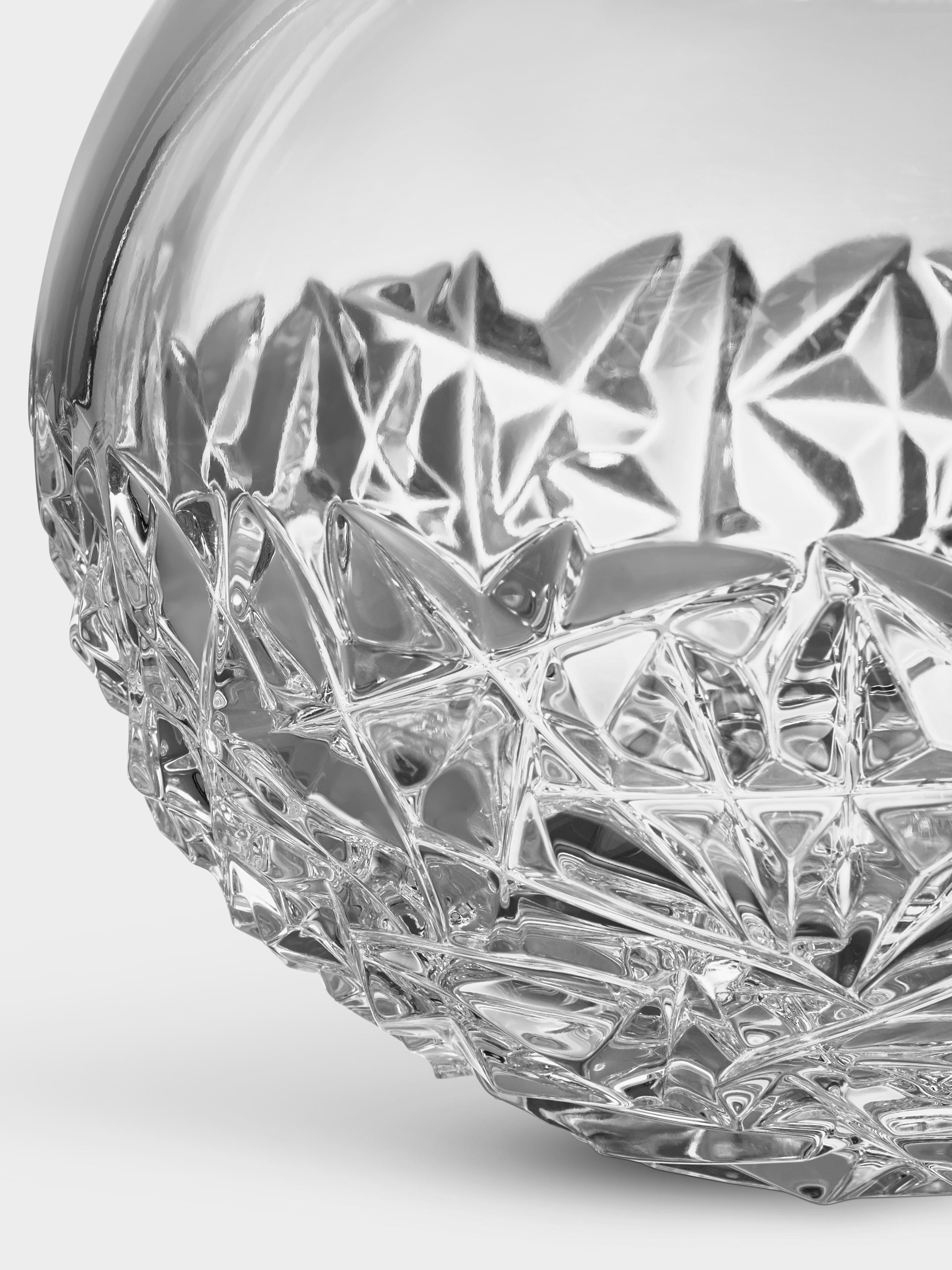La collection Carat est basée sur une interprétation contemporaine du verre taillé traditionnel qui a fait la renommée mondiale d'Orrefors. Le vase Carat Globe Vase Large présente un motif asymétrique à la base, qui produit de magnifiques reflets de