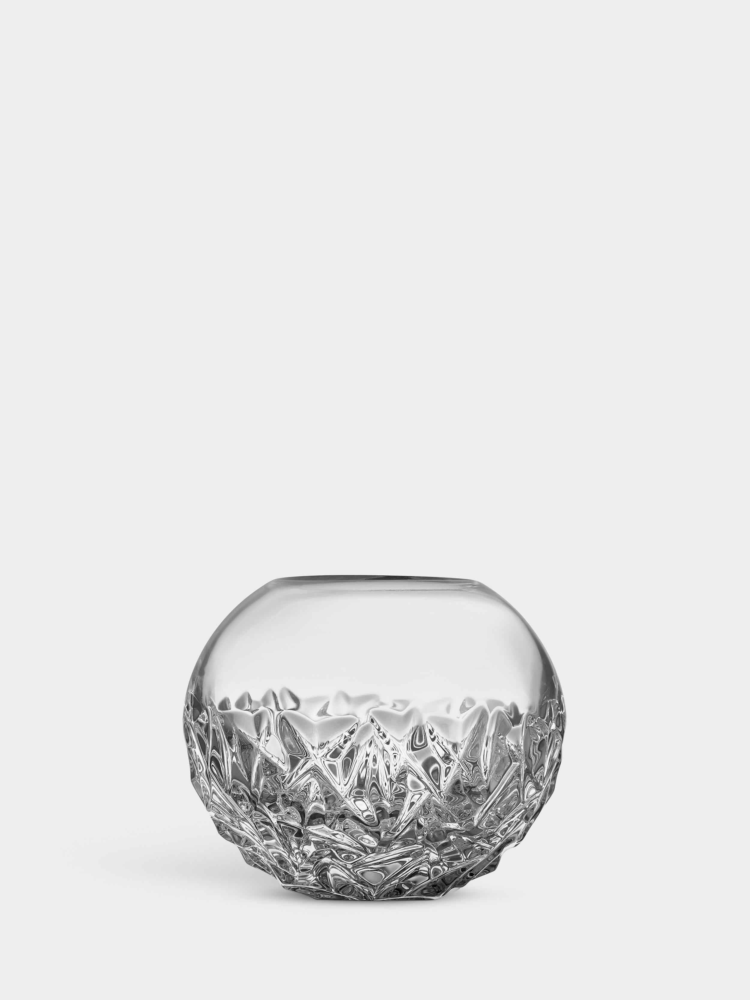 La collection Carat est basée sur une interprétation contemporaine du verre taillé traditionnel qui a fait la renommée mondiale d'Orrefors. Le vase Carat Globe Vase Small présente un motif asymétrique à la base, qui produit de magnifiques reflets de