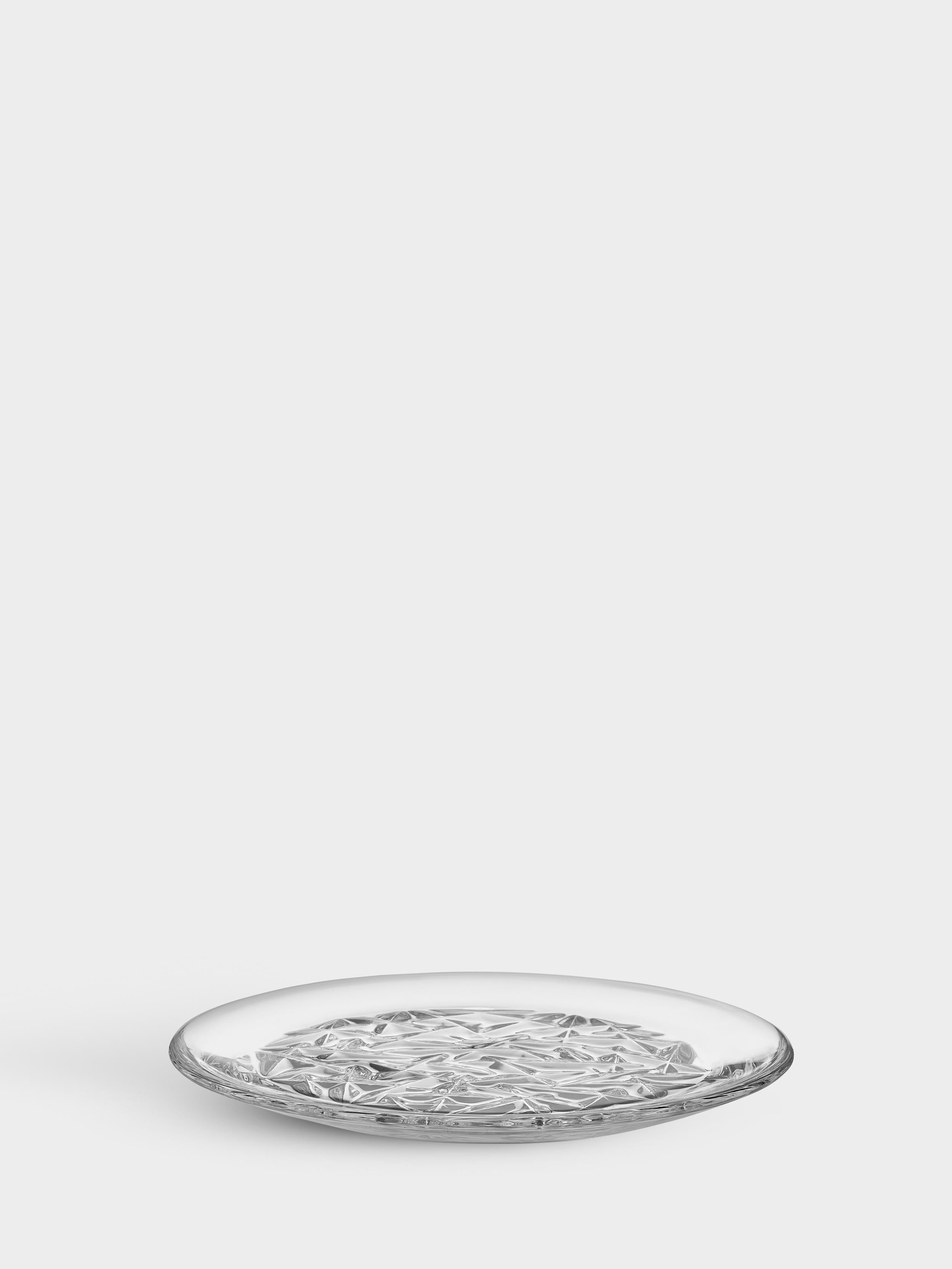 The Carat collection is based on a contemporary interpretation of the traditional cut glass for which Orrefors is world-renowned. The irregular geometry produces beautiful reflections of light in the crystal. Use the side plate as a serving dish for