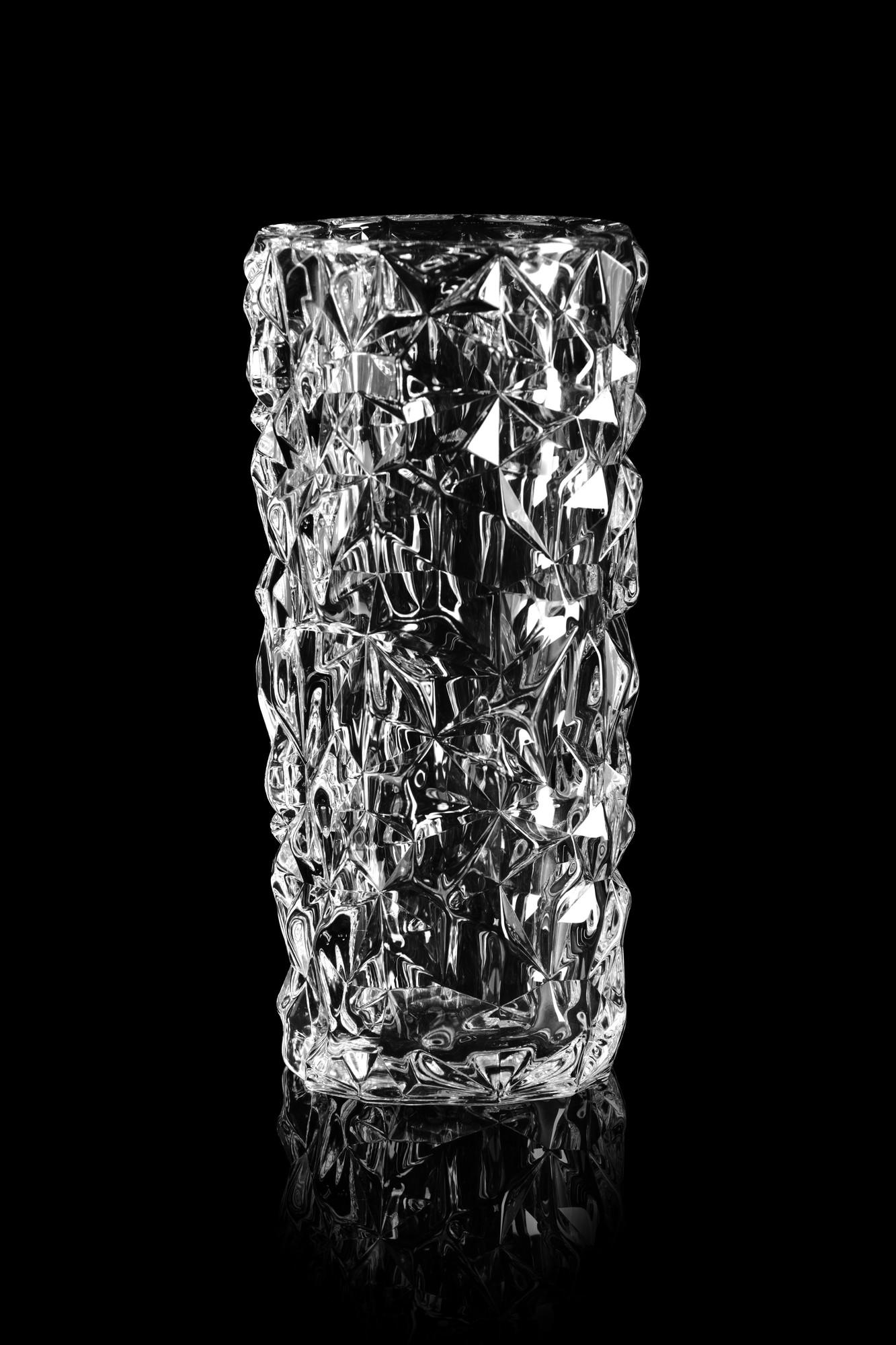 La collection Carat est basée sur une interprétation contemporaine du verre taillé traditionnel qui a fait la renommée mondiale d'Orrefors. Le petit vase est recouvert du motif asymétrique caractéristique de la collection, qui produit de magnifiques