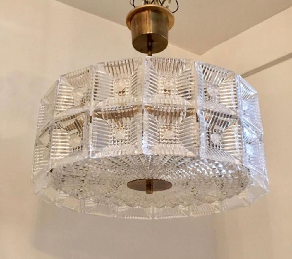 Magnifique suspension ou plafonnier encastré en cristal suédois des années 1960, conçu par Carl Fagerlund pour Orrefors. La lampe est composée de deux rangées d'éléments carrés en cristal taillé épais et d'un grand diffuseur circulaire en cristal,