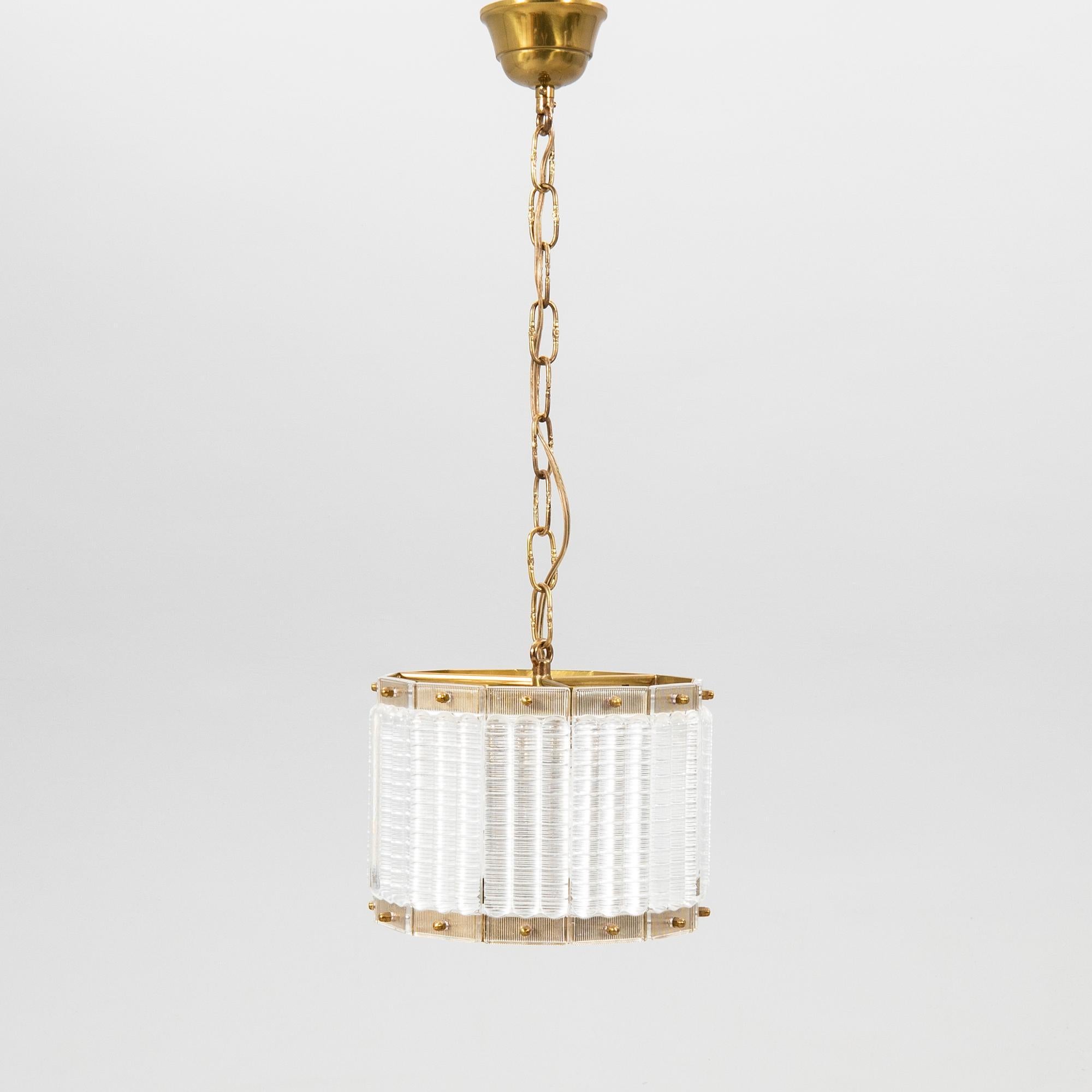 Mid-Century moderno Lampada da soffitto Orrefors Ottone e vetro Svezia 1960 in vendita
