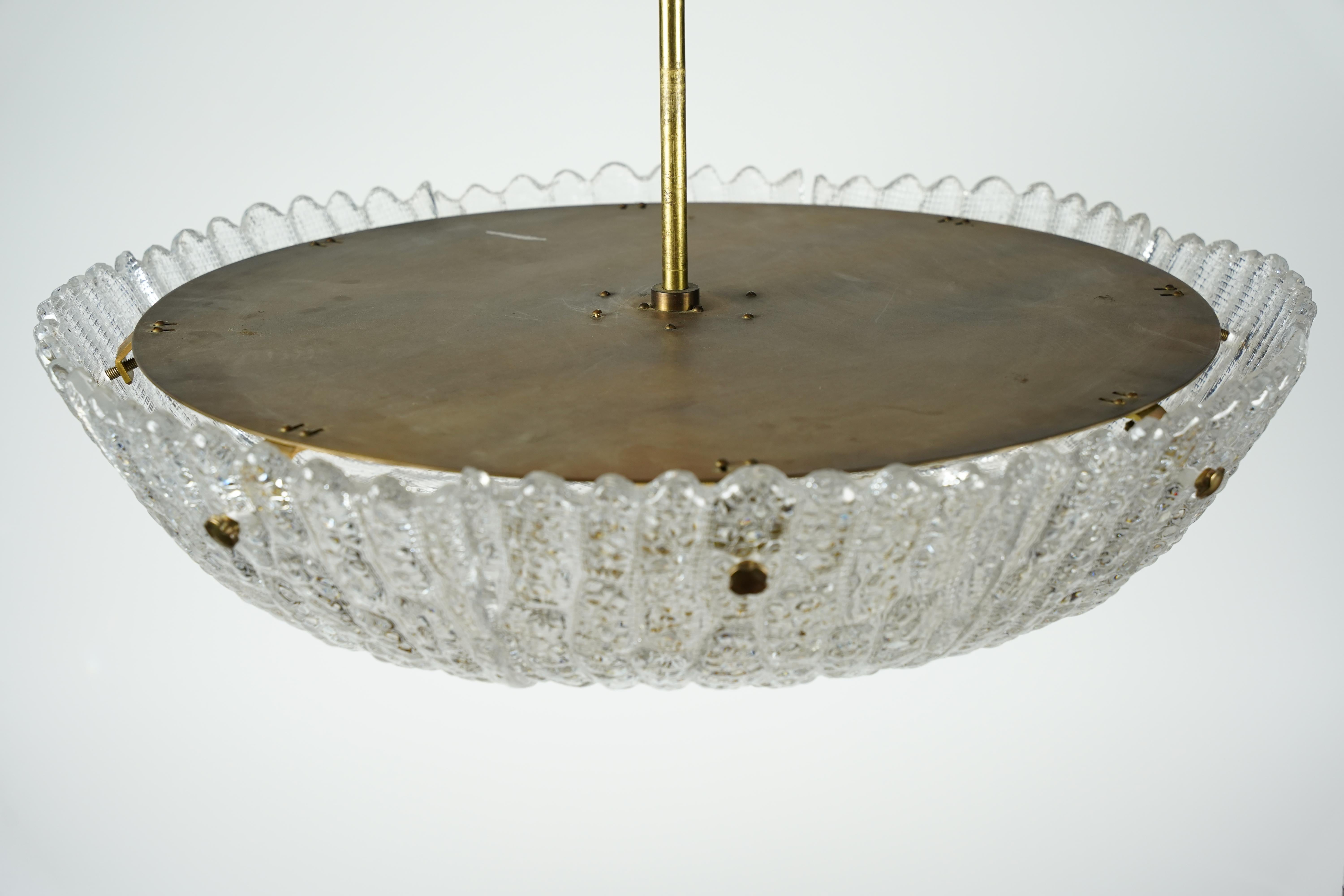 Suédois Lustre Orrefors de Carl Fagerlund en cristal et laiton, Suède, 1960 en vente