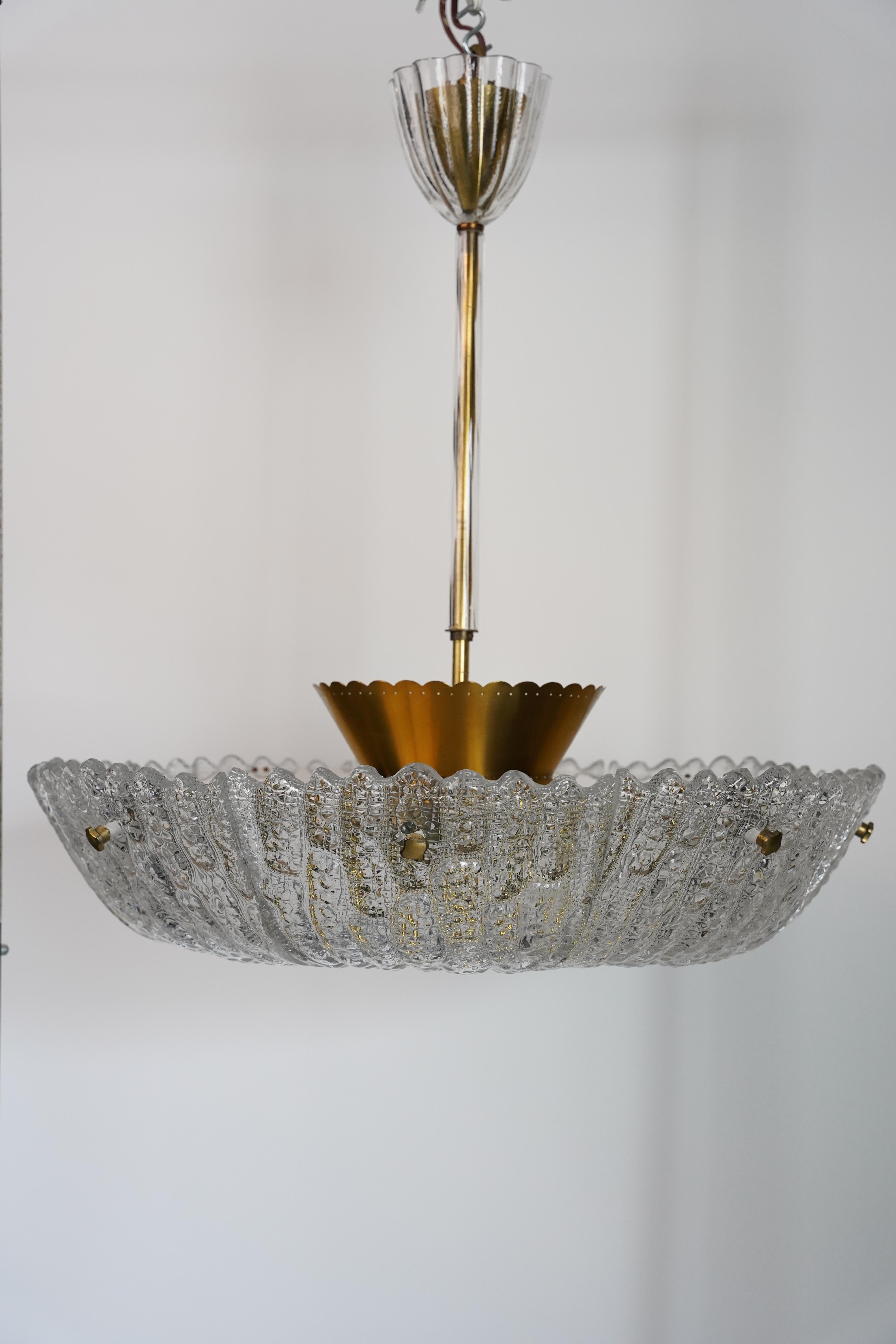 Araña Orrefors de Carl Fagerlund Estructura de latón con cristal prensado, Suecia, 1950 Moderno en venta