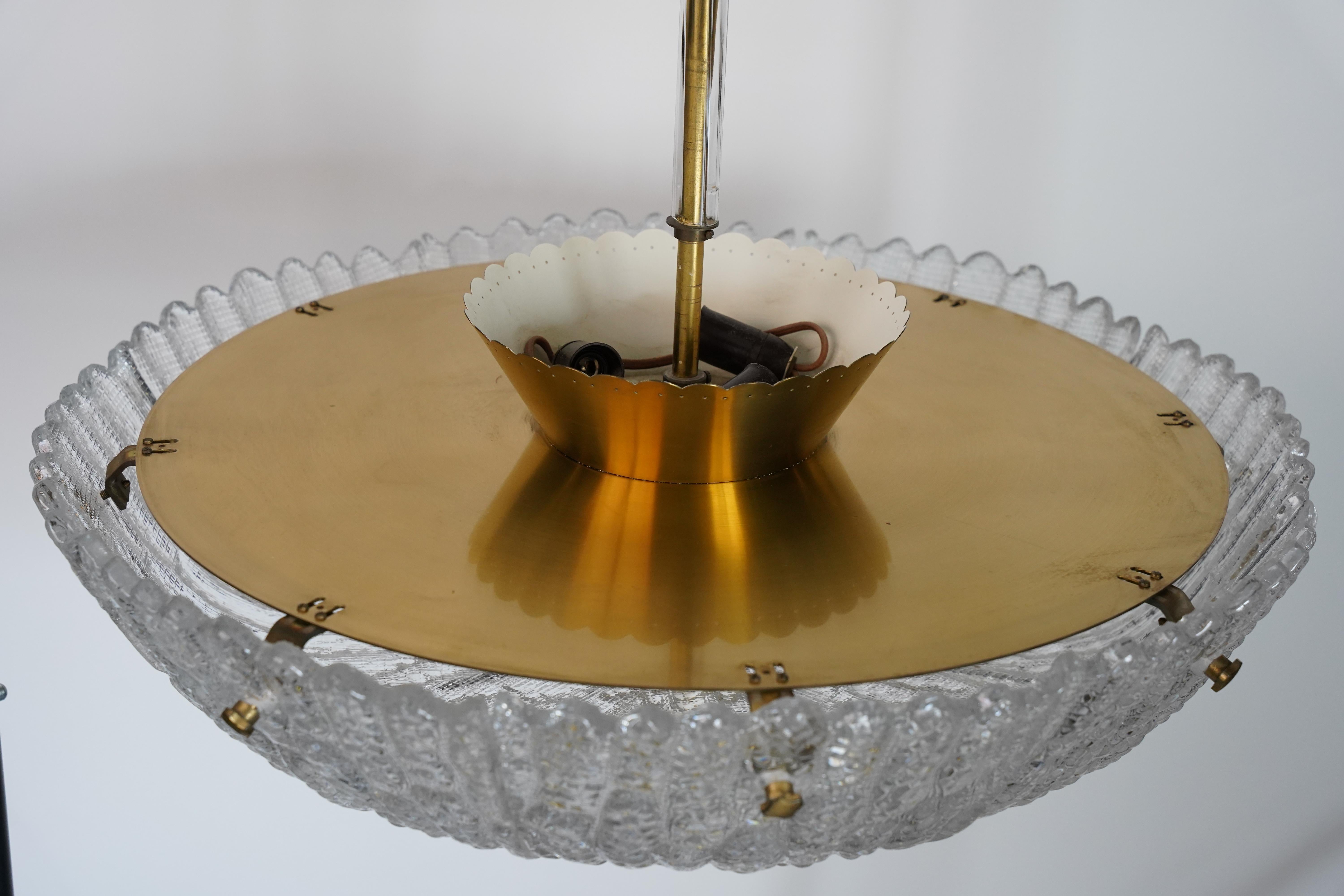 Araña Orrefors de Carl Fagerlund Estructura de latón con cristal prensado, Suecia, 1950 en venta 1