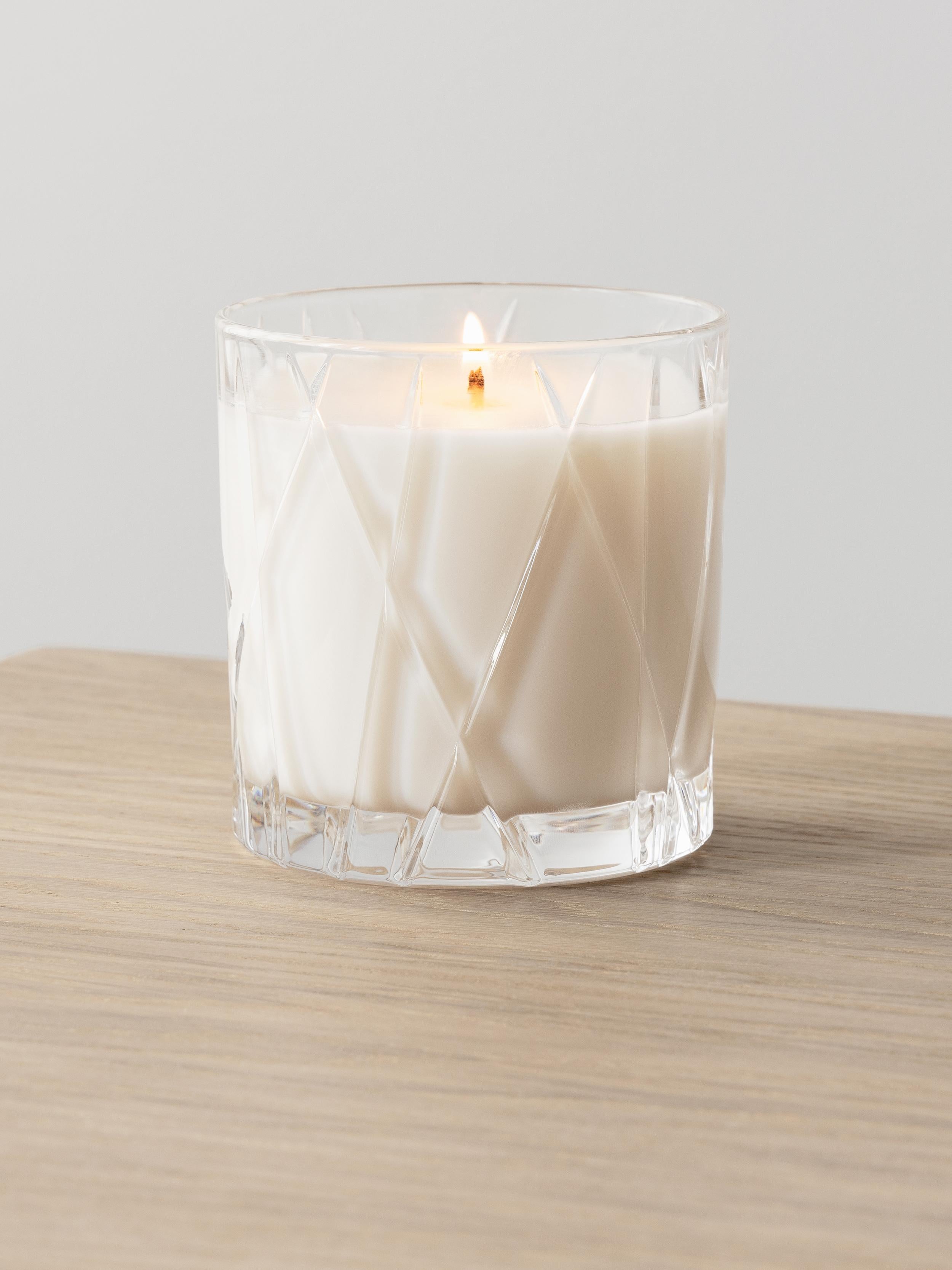 City Candle in the scent Warm Amber and Oakmoss is made with a high-quality formula. The wax is composed of a soy blend, and the burn time is approximately 50 hours. 
 
 City Candle has a versatile scent of peaceful and warm notes including Lemon