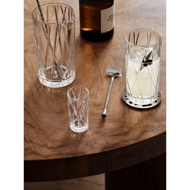 The City Mixing Glass holds 22 oz. Use it to mix various drinks with the accompanying spoon in stainless steel. The mixing glass has a spout making it easy to pour and serve drinks. Designed by Martti Rytkönen.
