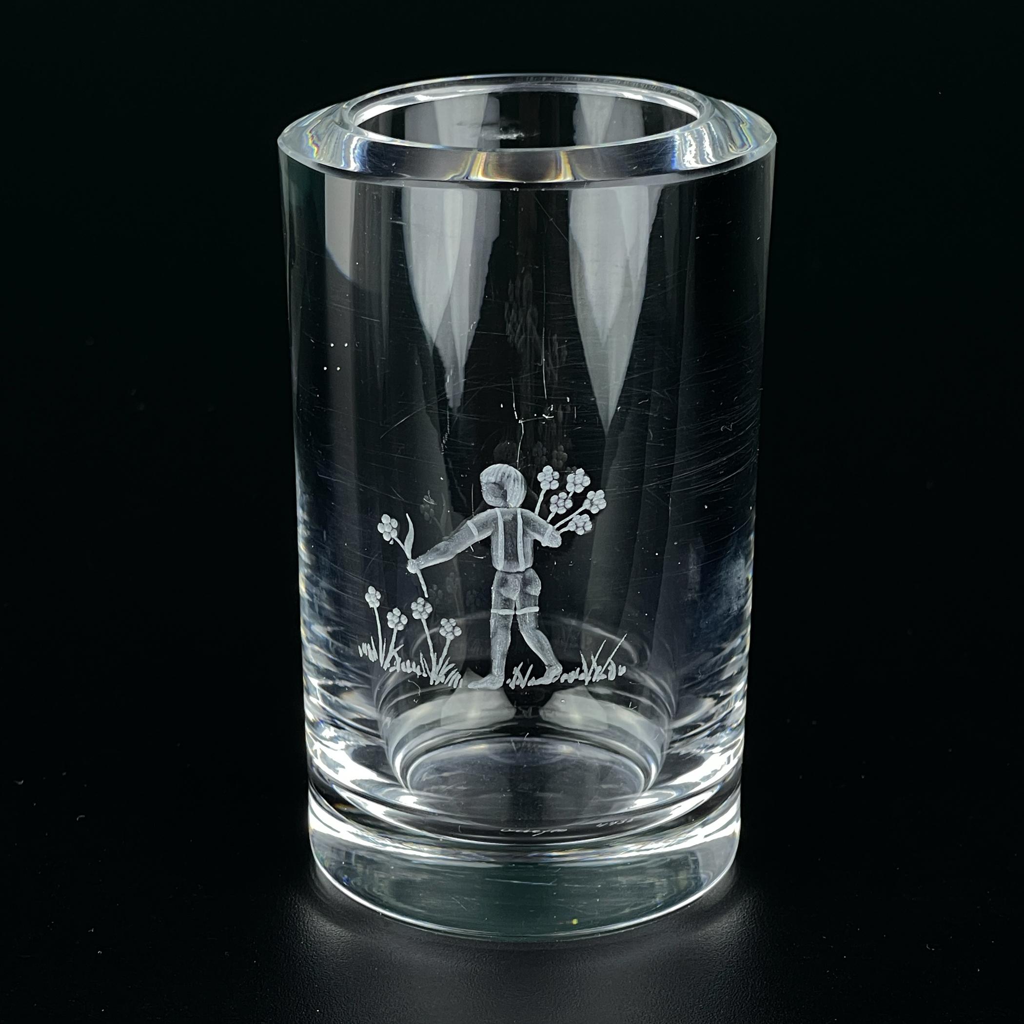 Incredibile vaso di gemme in cristallo Orrefors di piccole dimensioni e pesante, prodotto in Svezia negli anni 1950-60.
Firmato sul fondo 