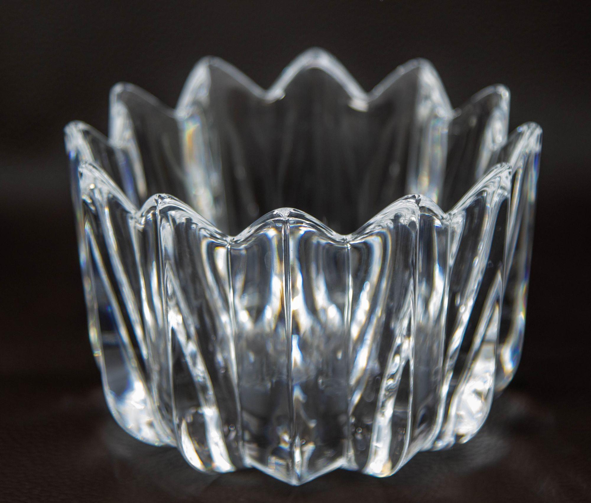 Orrefors Crystal Fleur Crown Bowl by Jan Johansen Sweden 1970s.
Coupe en cristal vintage dans le motif Fleur conçu par Jan Johansson, un artiste qui a commencé à travailler pour Orrefors dans les années 1970.
Le motif rappelle une fleur épanouie ou