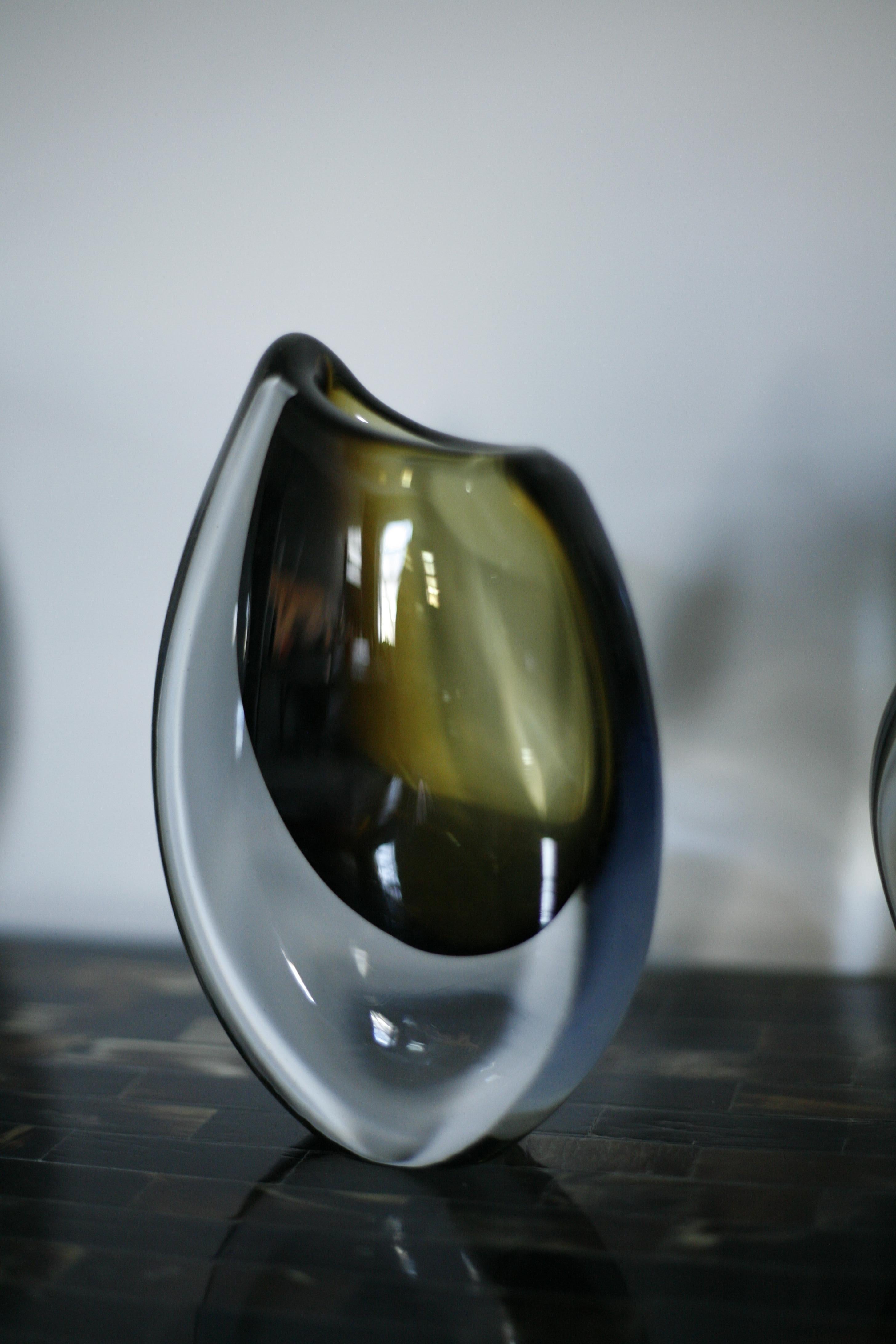 Orrefors Kristallglas Vase tropfenförmige innere ist eine erdige Bernstein umgeben von einer dicken Schicht aus klarem Glas, fast massiv, außer von der mittleren Öffnung.