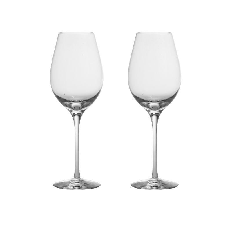 Difference Crisp from Orrefors holds 15 oz and is excellent for crisp white wines and rosés. The wine glass brings out the characteristic acidity and freshness of crisp wines by elevating the experience of freshness and the wine’s distinct aromas.