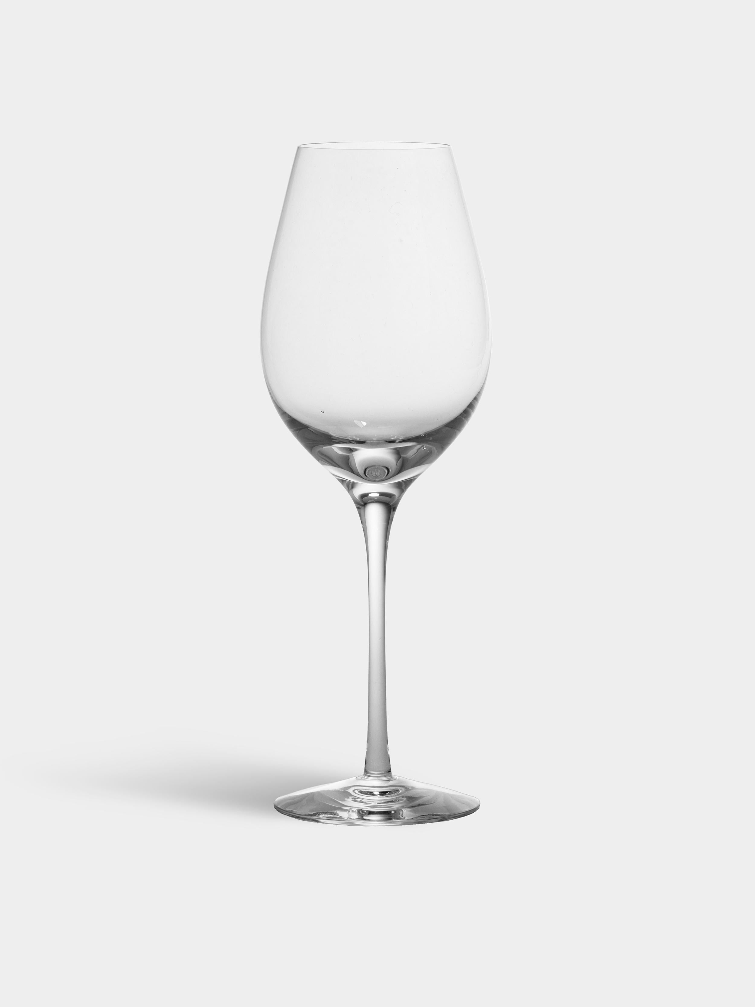 Difference Fruit from Orrefors holds 15 oz and is outstanding for aromatic and full-bodied white wines. The glass brings out the complexity of fruity wines and allows their aromas to develop and bloom. Recommended wines are classic white Burgundies,