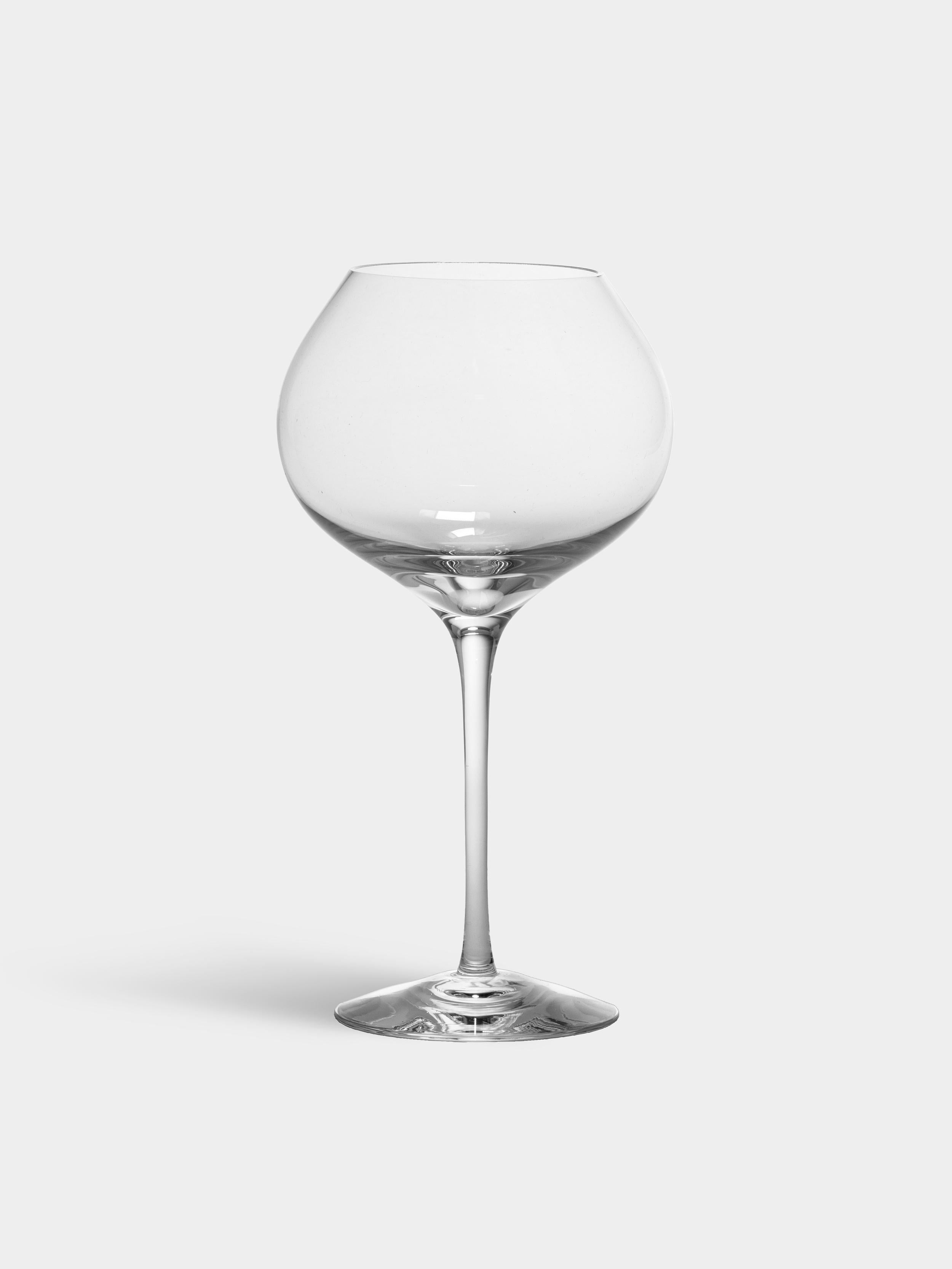 Difference Mature from Orrefors holds 22 oz and is suited for any mature red or white wine. The wide bowl elevates the bouquet of the wine and all its nuances. The complex flavors and aromas of mature wines come into their own in this glass.