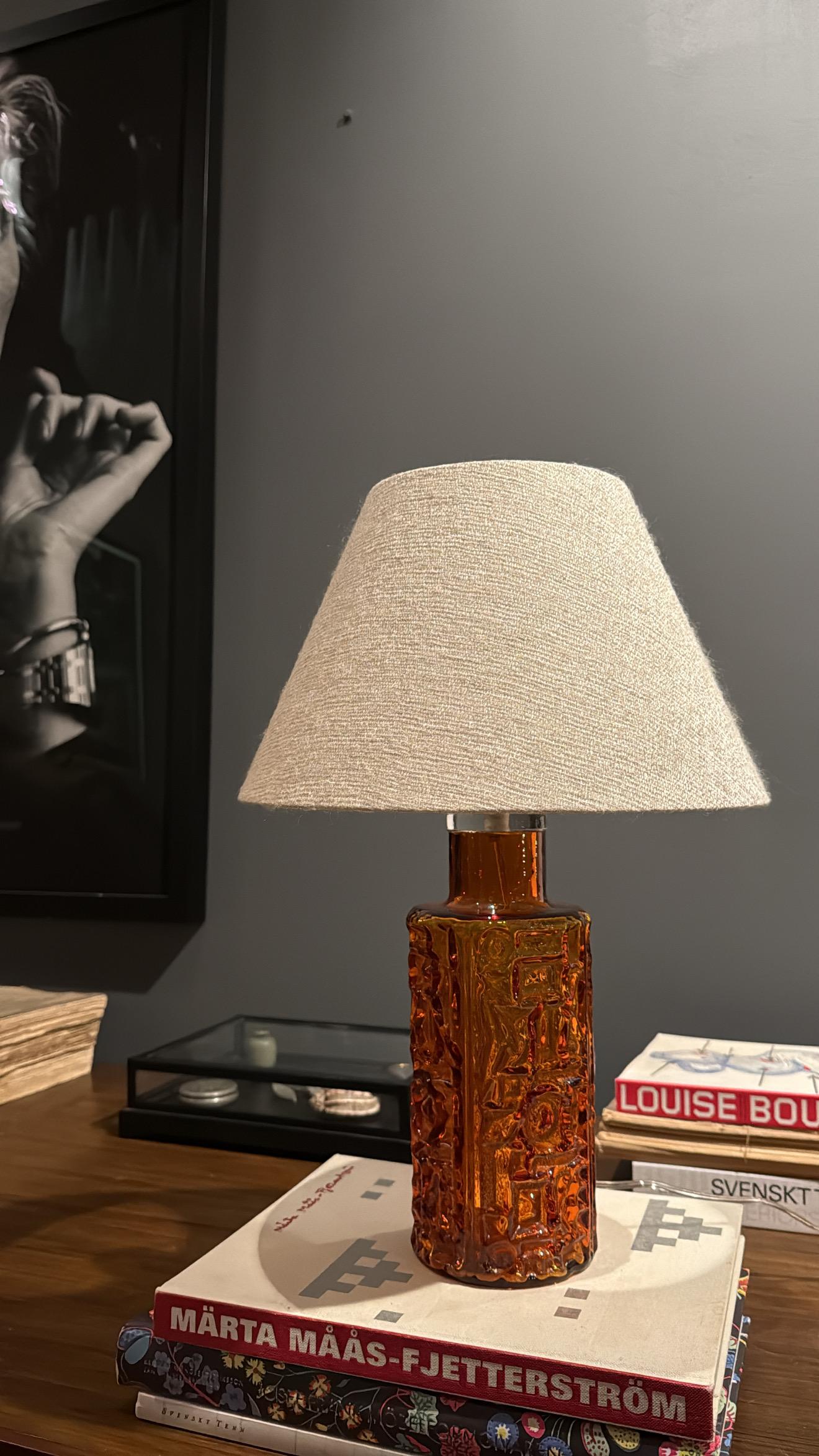 Mid-Century Modern Orrefors Lampe de table éclectique du milieu du siècle en verre ambré. Suède, années 1960. en vente