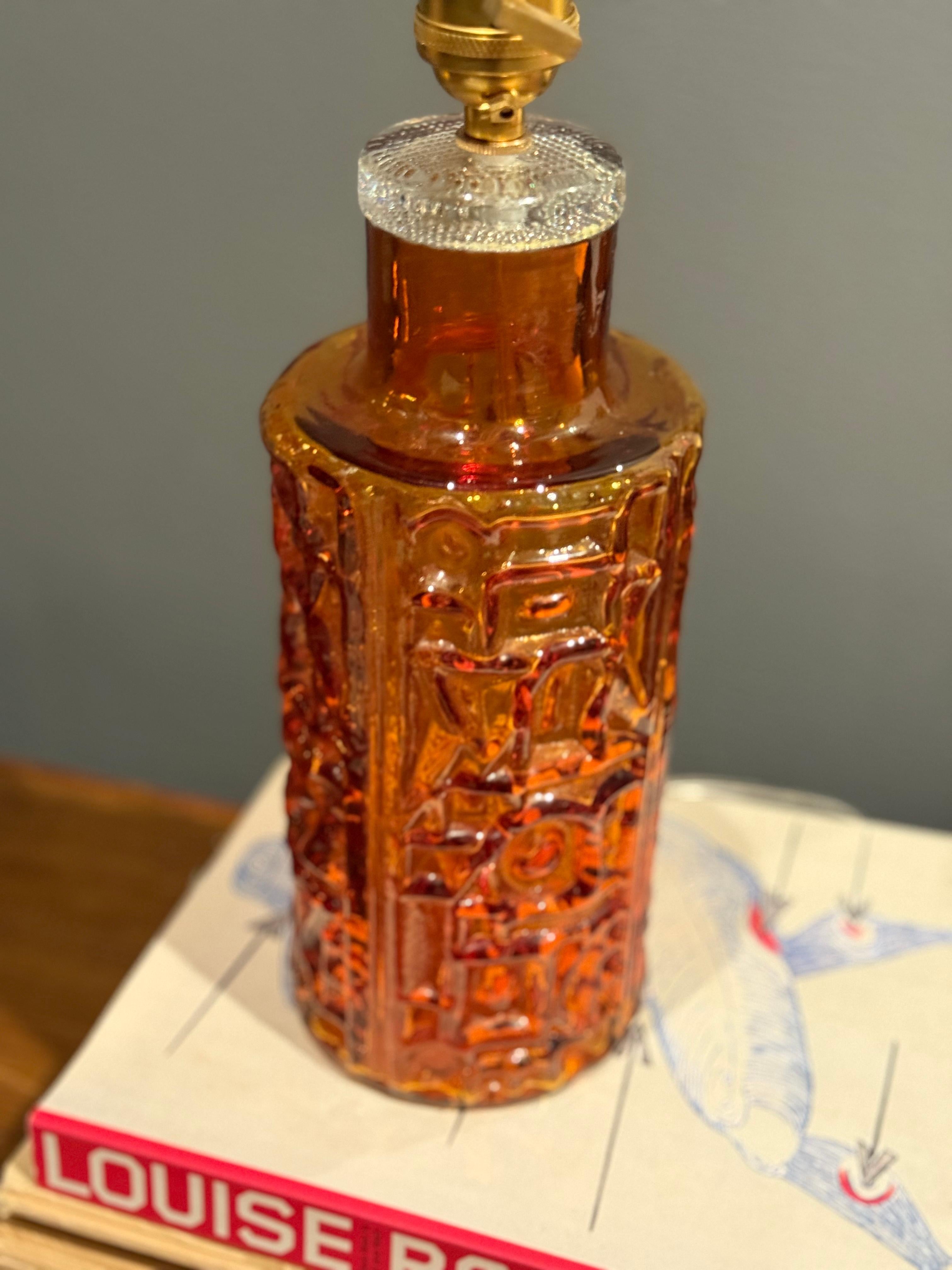 Suédois Orrefors Lampe de table éclectique du milieu du siècle en verre ambré. Suède, années 1960. en vente