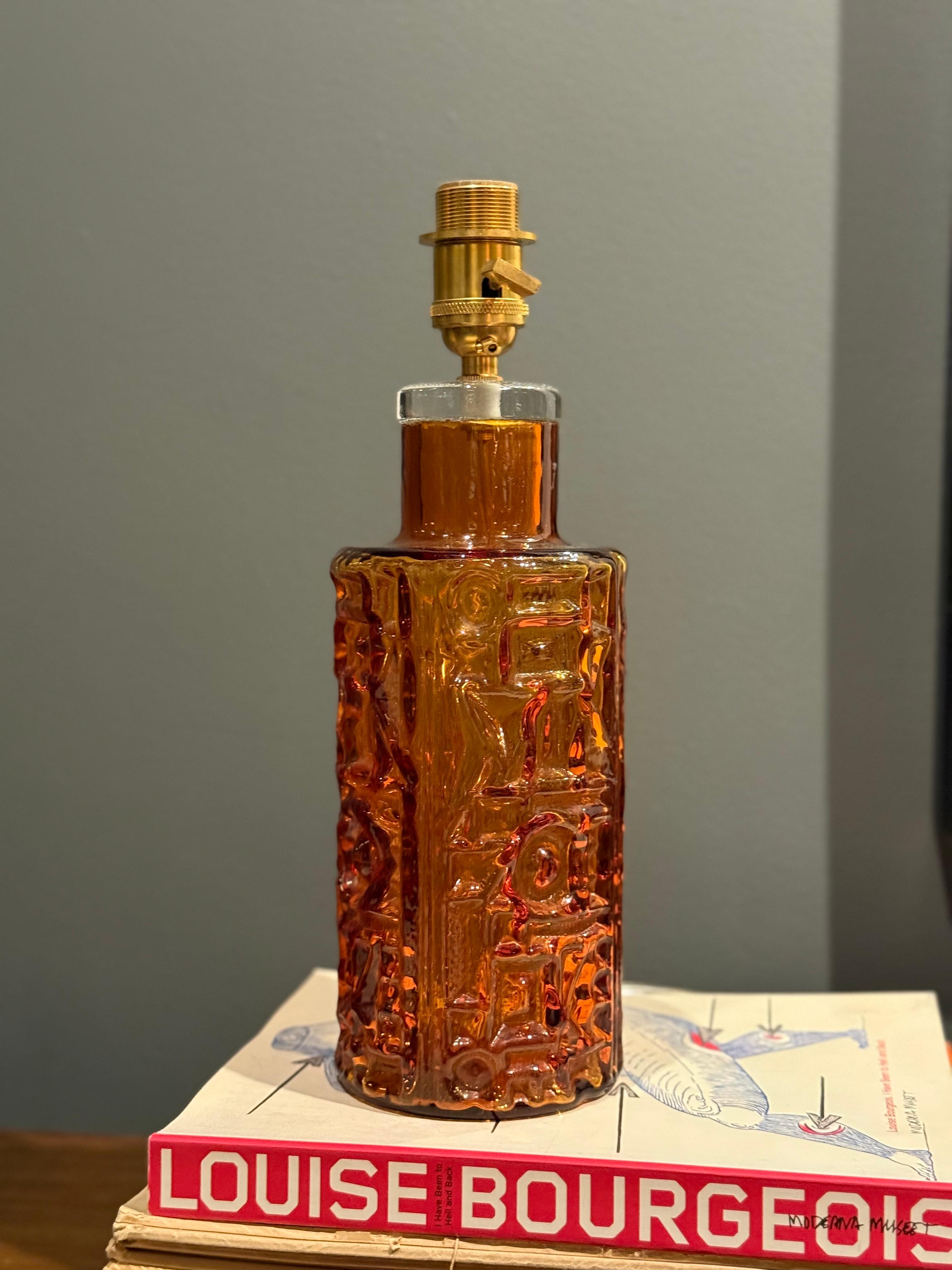 Orrefors Lampe de table éclectique du milieu du siècle en verre ambré. Suède, années 1960. Bon état - En vente à Bromma, SE