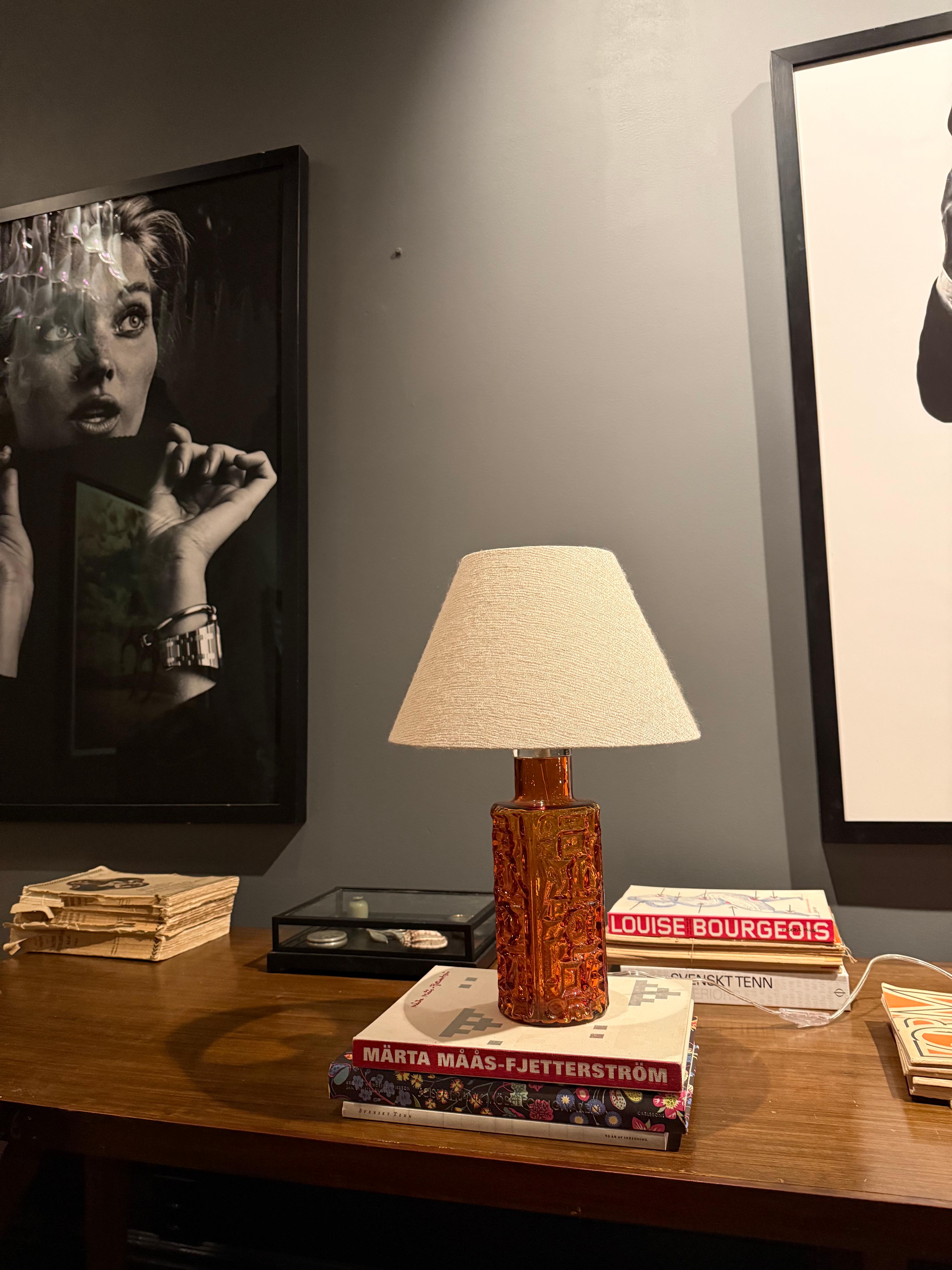 Milieu du XXe siècle Orrefors Lampe de table éclectique du milieu du siècle en verre ambré. Suède, années 1960. en vente