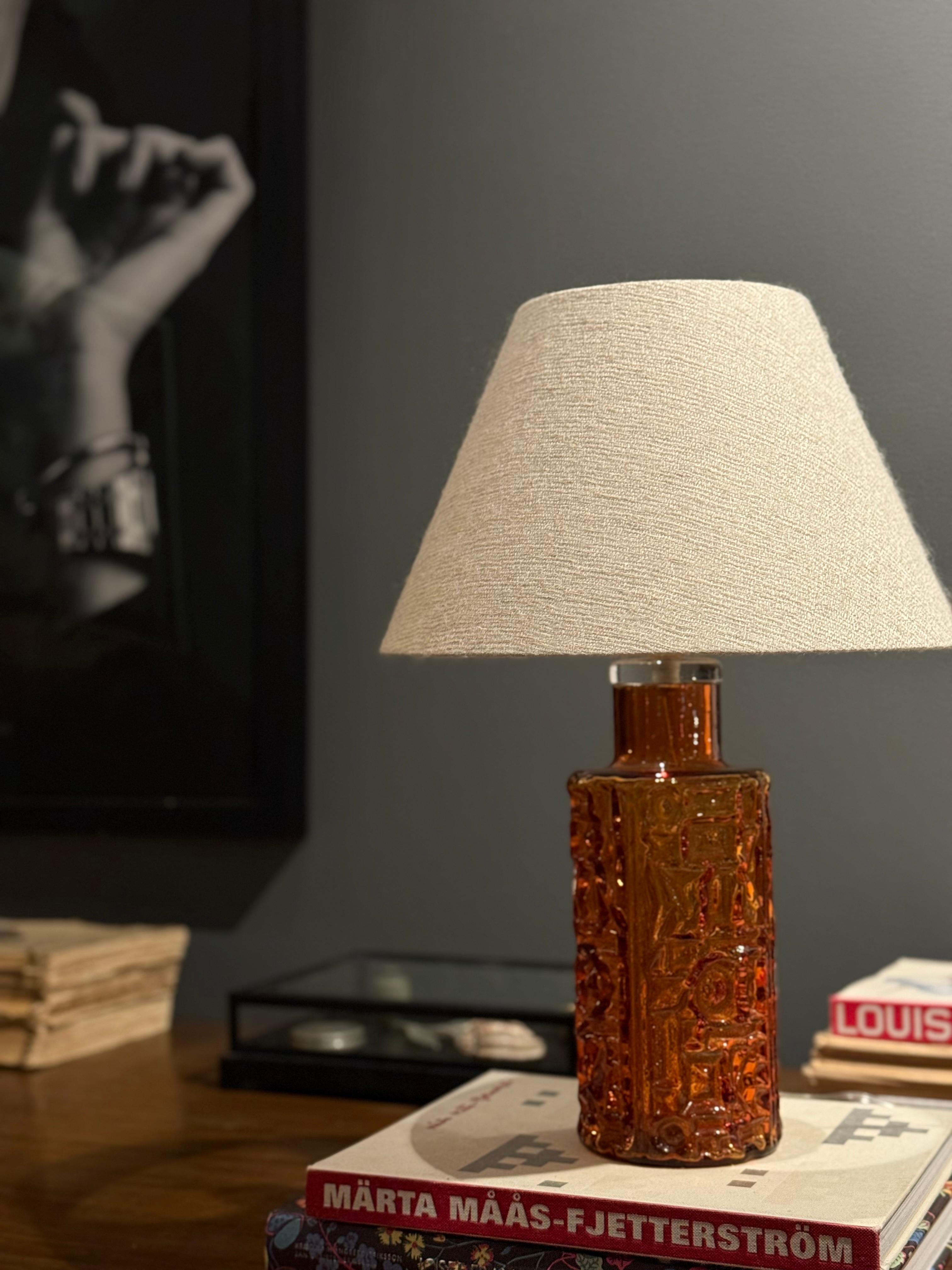 Laiton Orrefors Lampe de table éclectique du milieu du siècle en verre ambré. Suède, années 1960. en vente