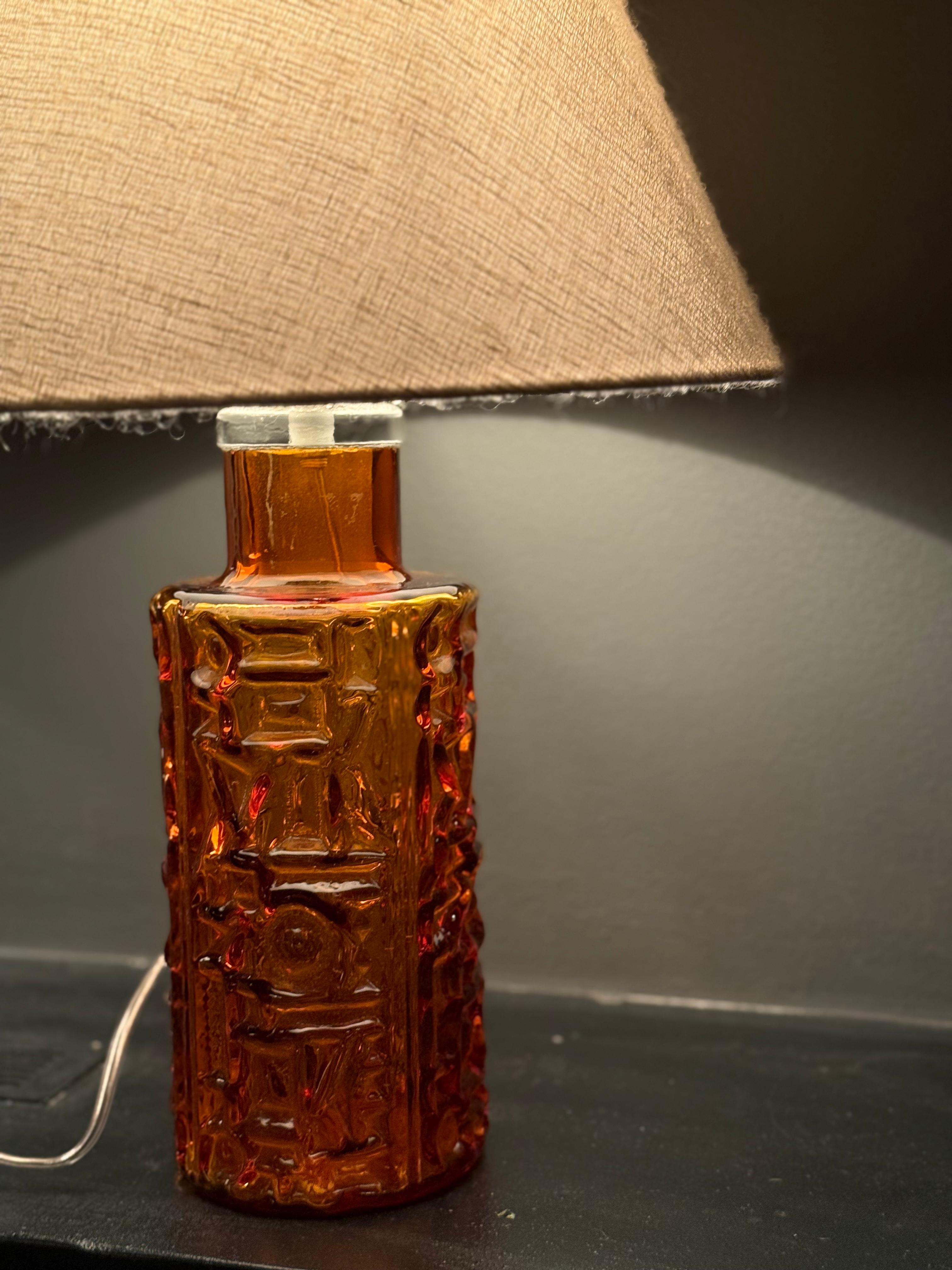 Orrefors Lampe de table éclectique du milieu du siècle en verre ambré. Suède, années 1960. en vente 1