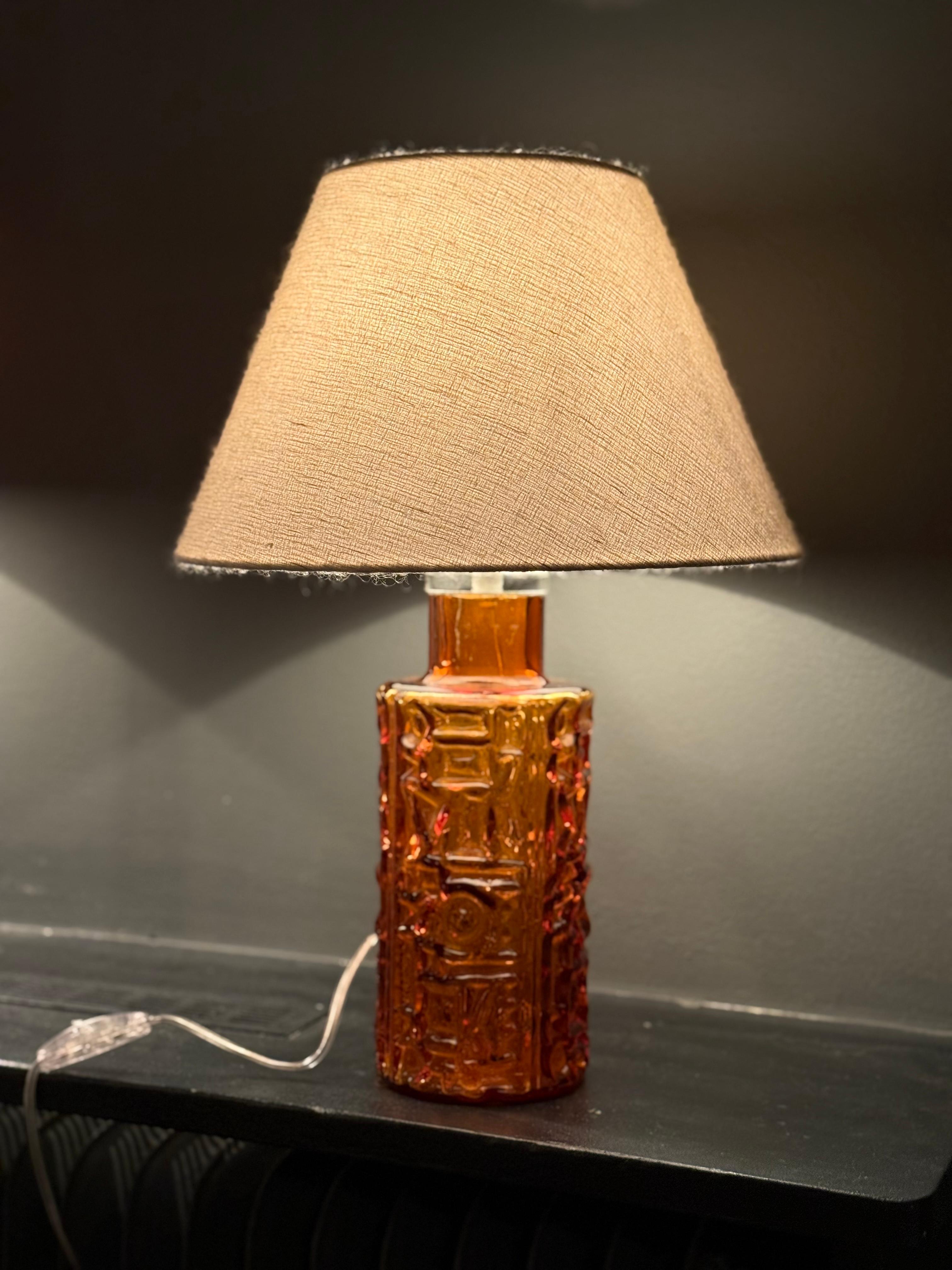 Orrefors Lampe de table éclectique du milieu du siècle en verre ambré. Suède, années 1960. en vente 2
