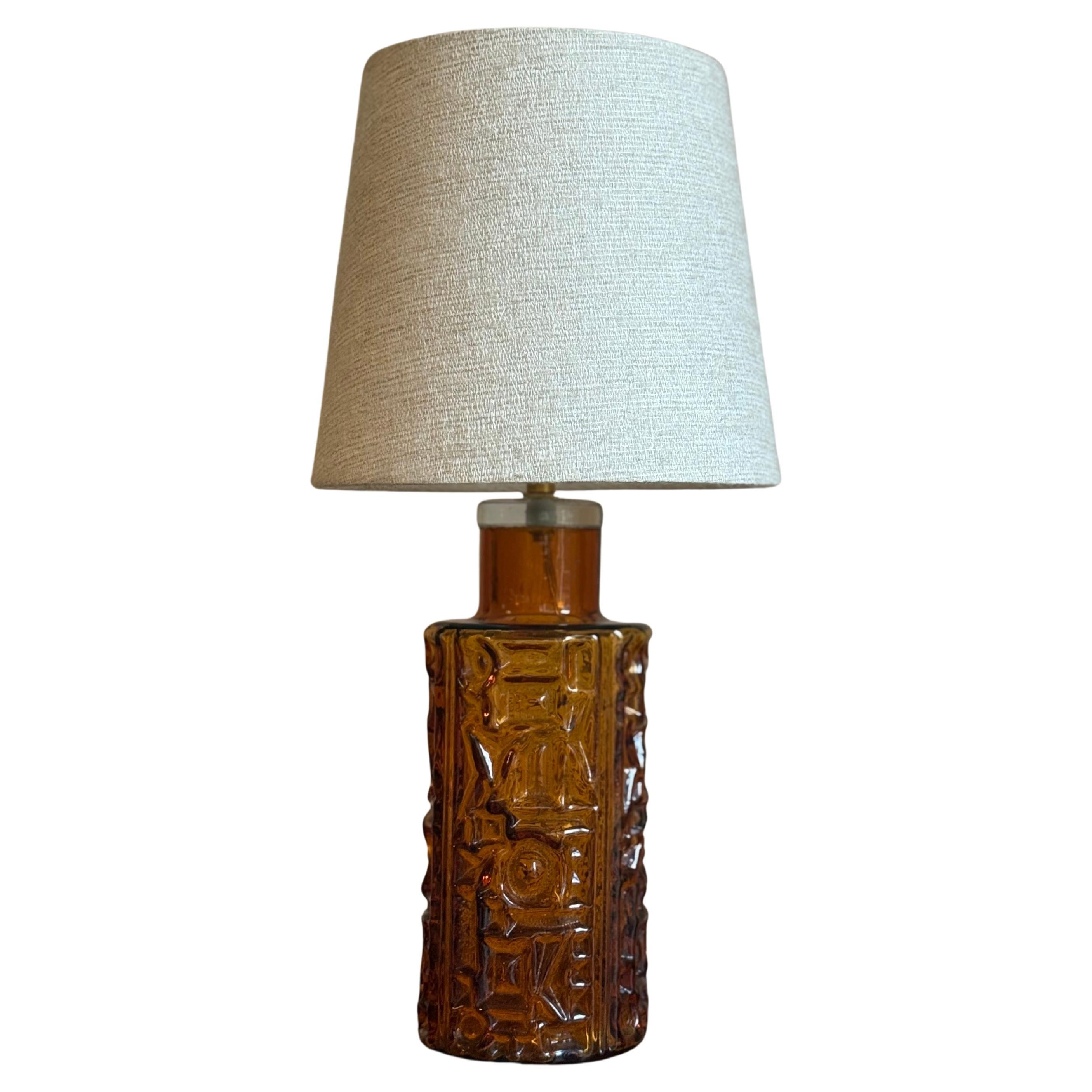 Orrefors Lampe de table éclectique du milieu du siècle en verre ambré. Suède, années 1960. en vente