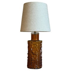 Lámpara de sobremesa Orrefors Eclectic Mid-Century de cristal color ámbar. Suecia, década de 1960.