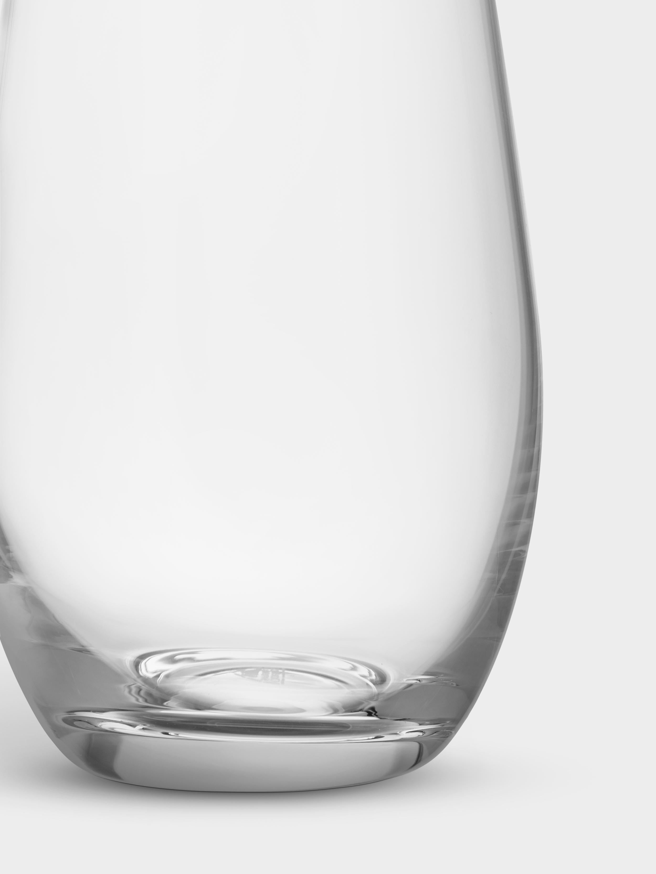 La carafe Enjoy d'Orrefors, d'une contenance de 27 oz, présente un design allongé et droit qui la rend idéale pour servir du vin, de l'eau et d'autres boissons non alcoolisées. Il peut également être décoratif et fonctionnel en tant que vase. Conçu