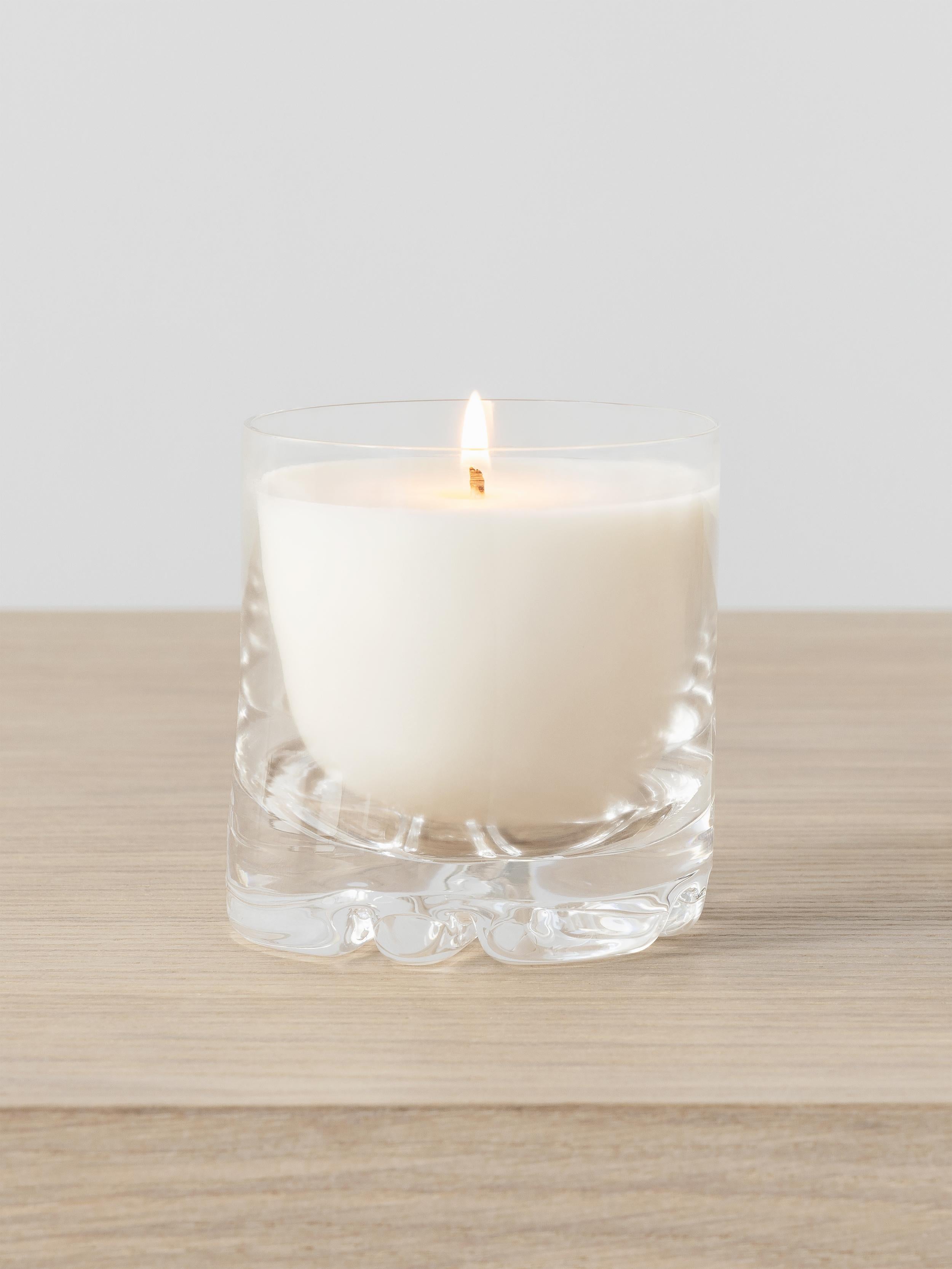 La candela Erik Candle al profumo di Blushing Pink è realizzata con una formula di alta qualità. La cera è composta da una miscela di soia e il tempo di combustione è di circa 50 ore. 
 
 La candela ha un profumo floreale fruttato con note di legno