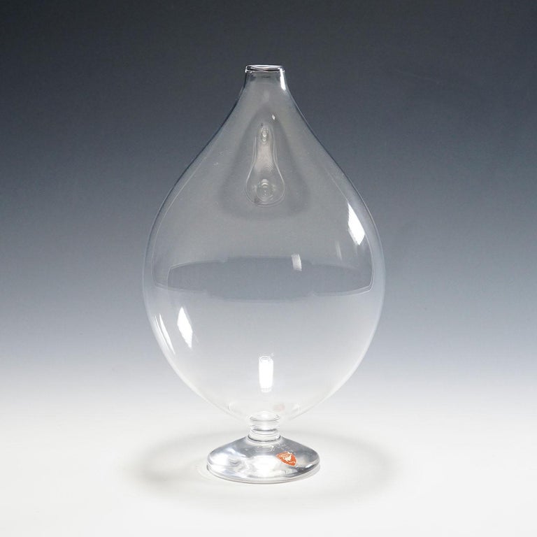 Orrefors Expo vase by Sven Palmquist, Sweden 1953

A vase of the Expo series designed by Sven Palmquist for Orrefors Sweden in 1953. Thin mouthblown crystal clear glas with a joined base of clear glass. Signed with: 