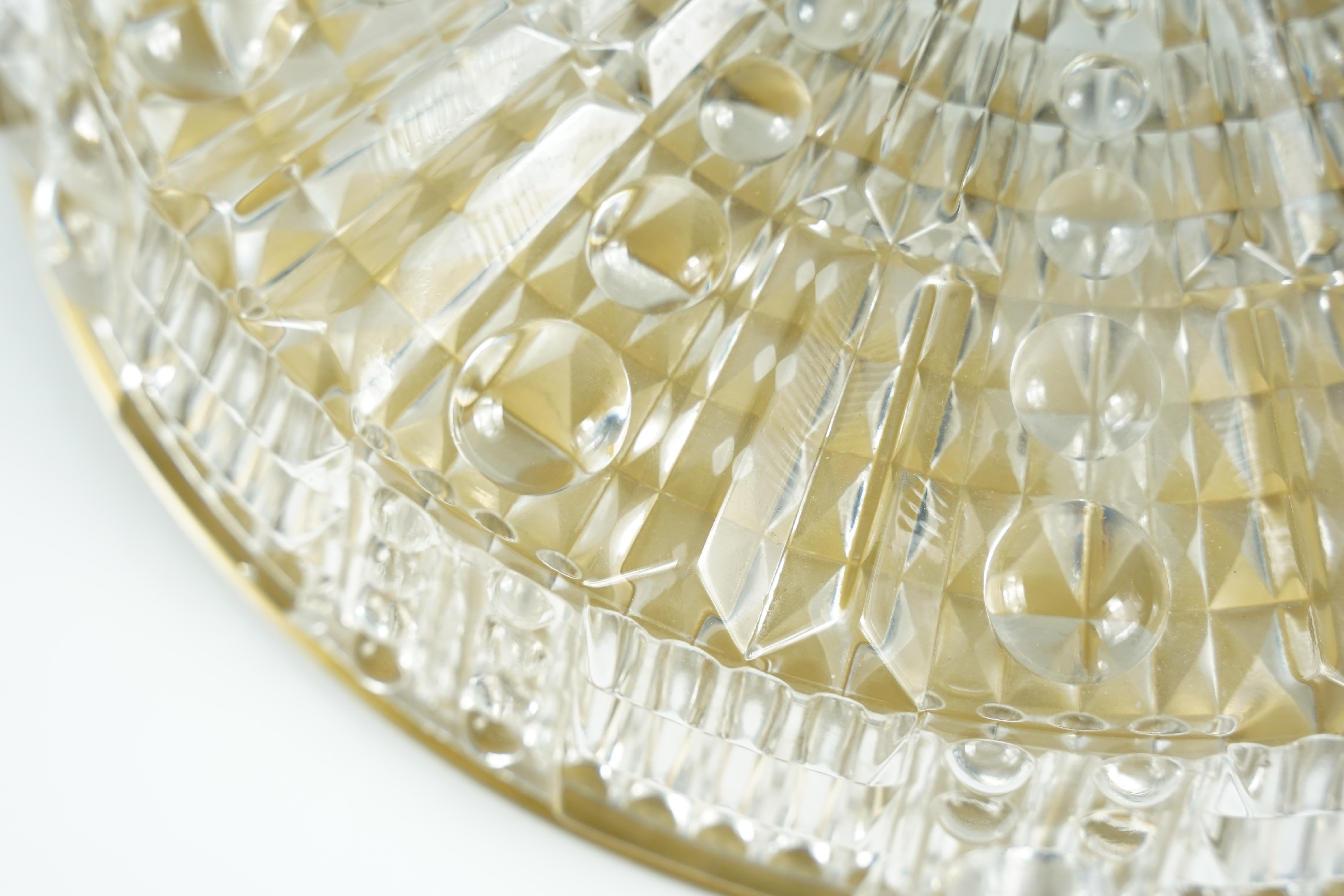 Orrefors, cristal et laiton, 1970, Suède  des douilles de candélabre sur un cadre en laiton.
Cadre en laiton avec un abat-jour en verre maintenu par un fleuron central plat en laiton, conçu par Carl Fagerlund pour Orrefors.

2 disponibles.
  