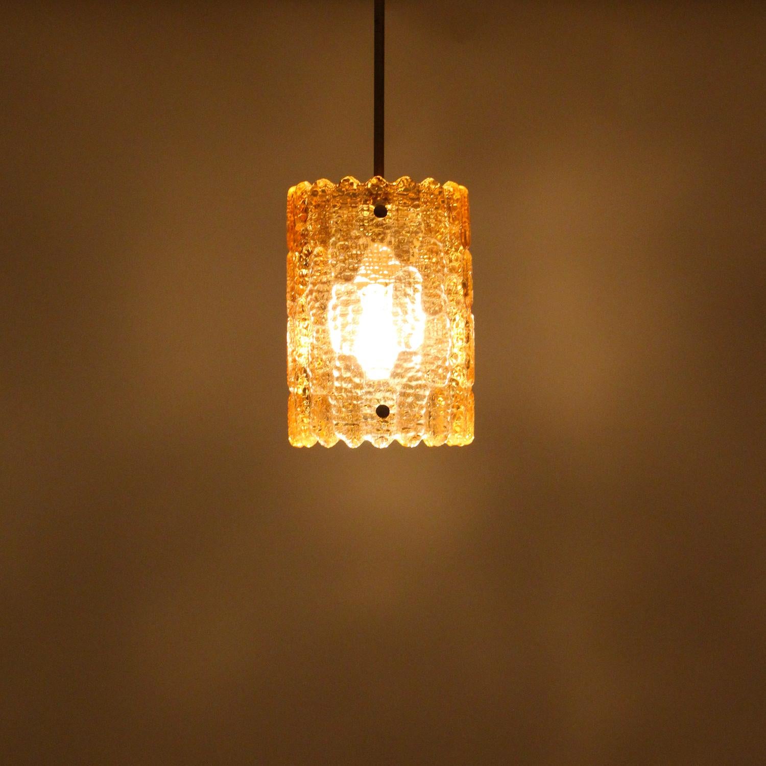 Orrefors Gefion crystal light (P 385) - Scandinavian Mid-Century Modern amber crystal pendant by Carl Fagerlund for the collaboration between Lyfa and Swedish glass-works, Orrefors in the 1960s. Gorgeous ceiling light with crystal glass and brass -